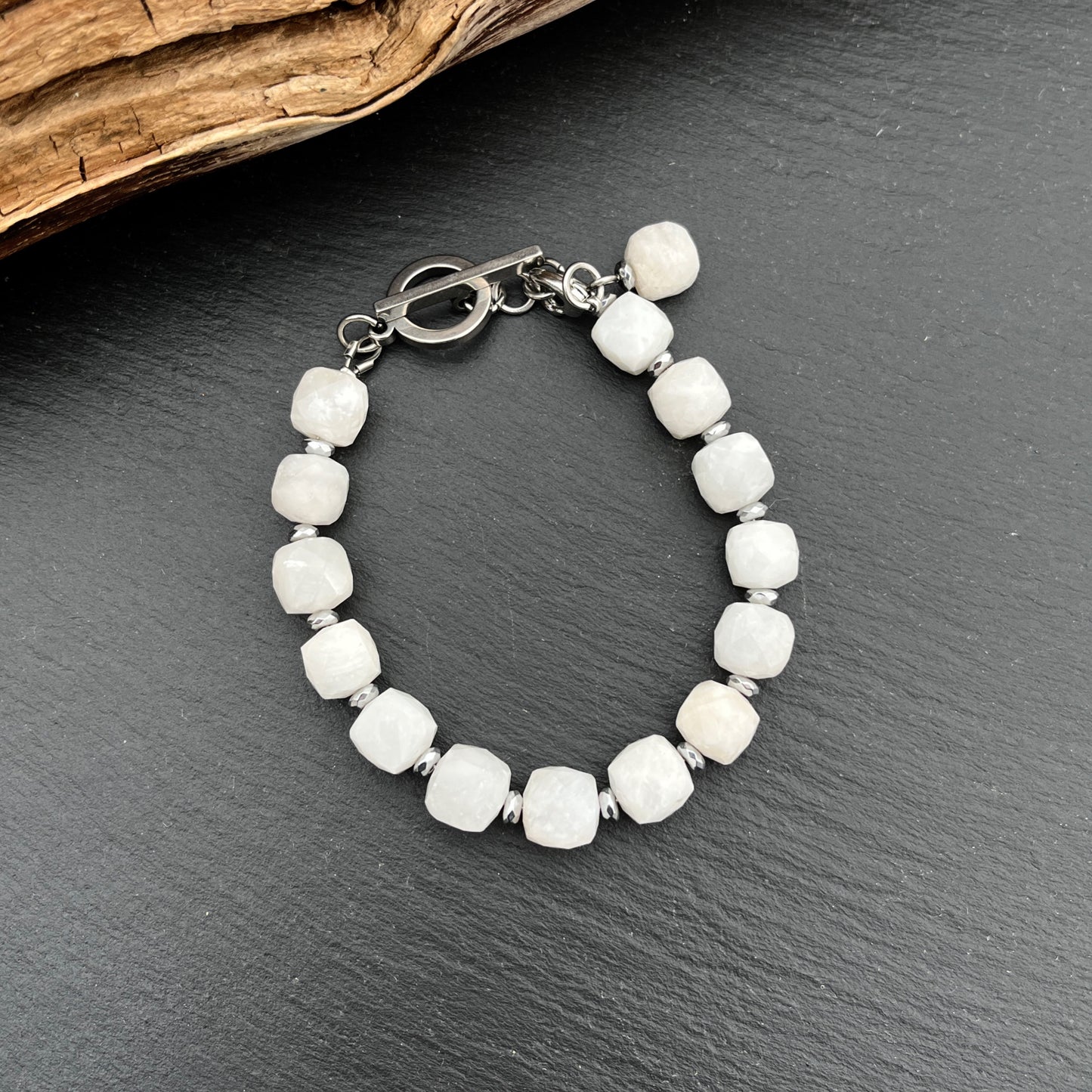 Mėnulio akmens apyrankė