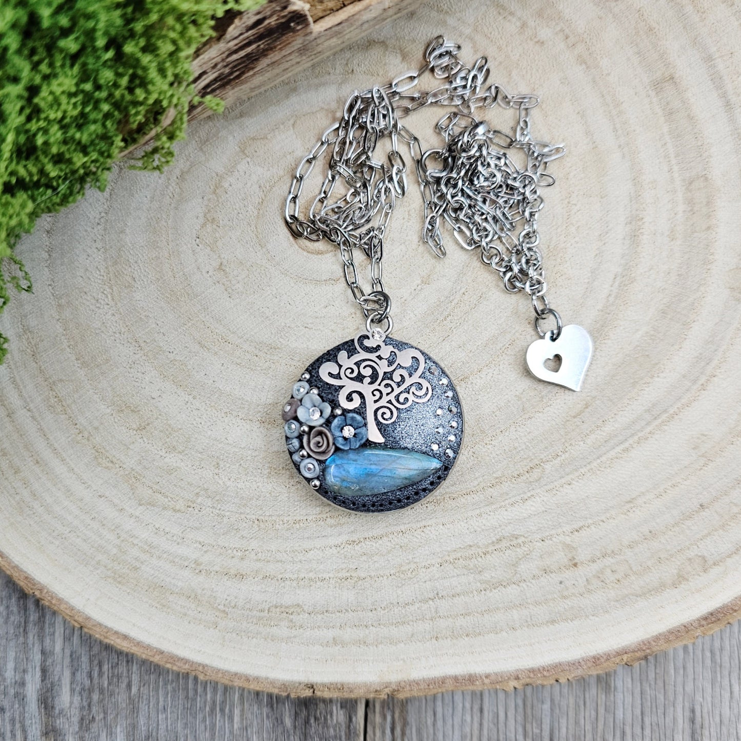 Pakabukas su medeliu, labradoritu ir užrašu 'Myliu' kitoje pusėje