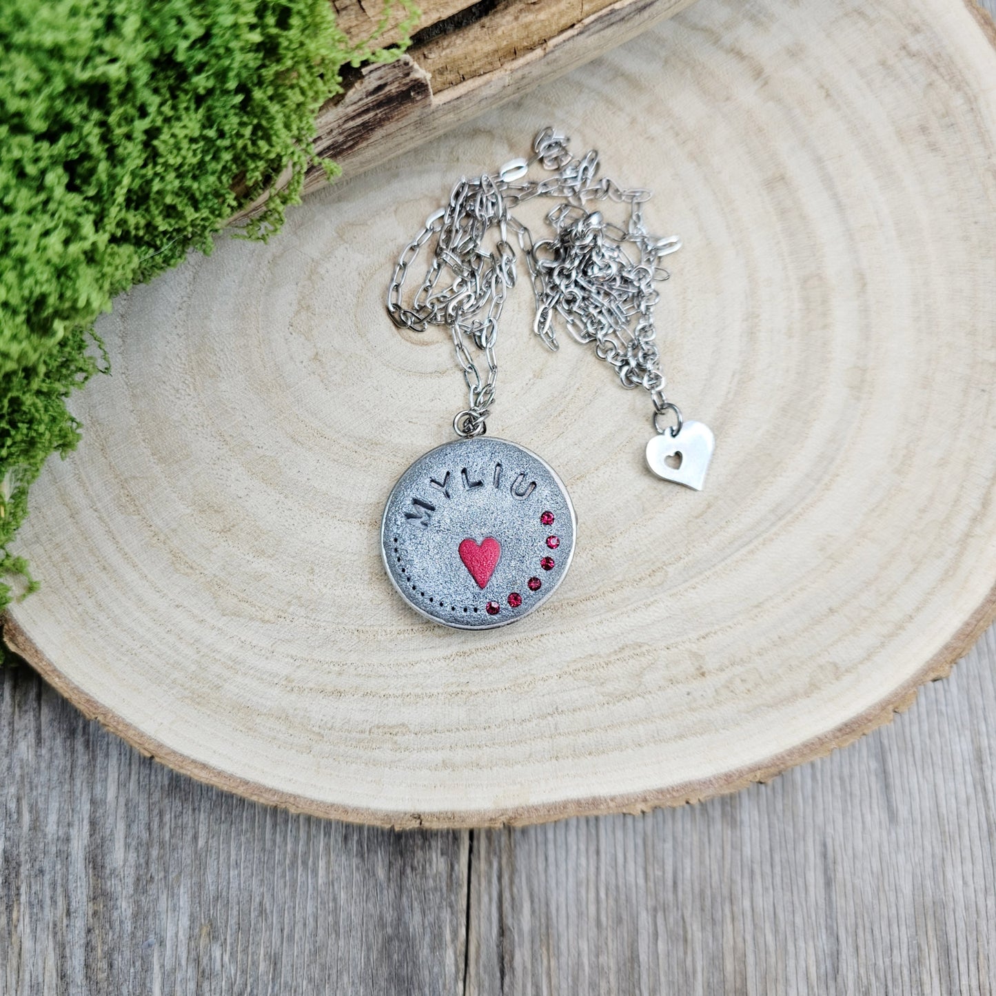 Pakabukas su medeliu, labradoritu ir užrašu 'Myliu' kitoje pusėje