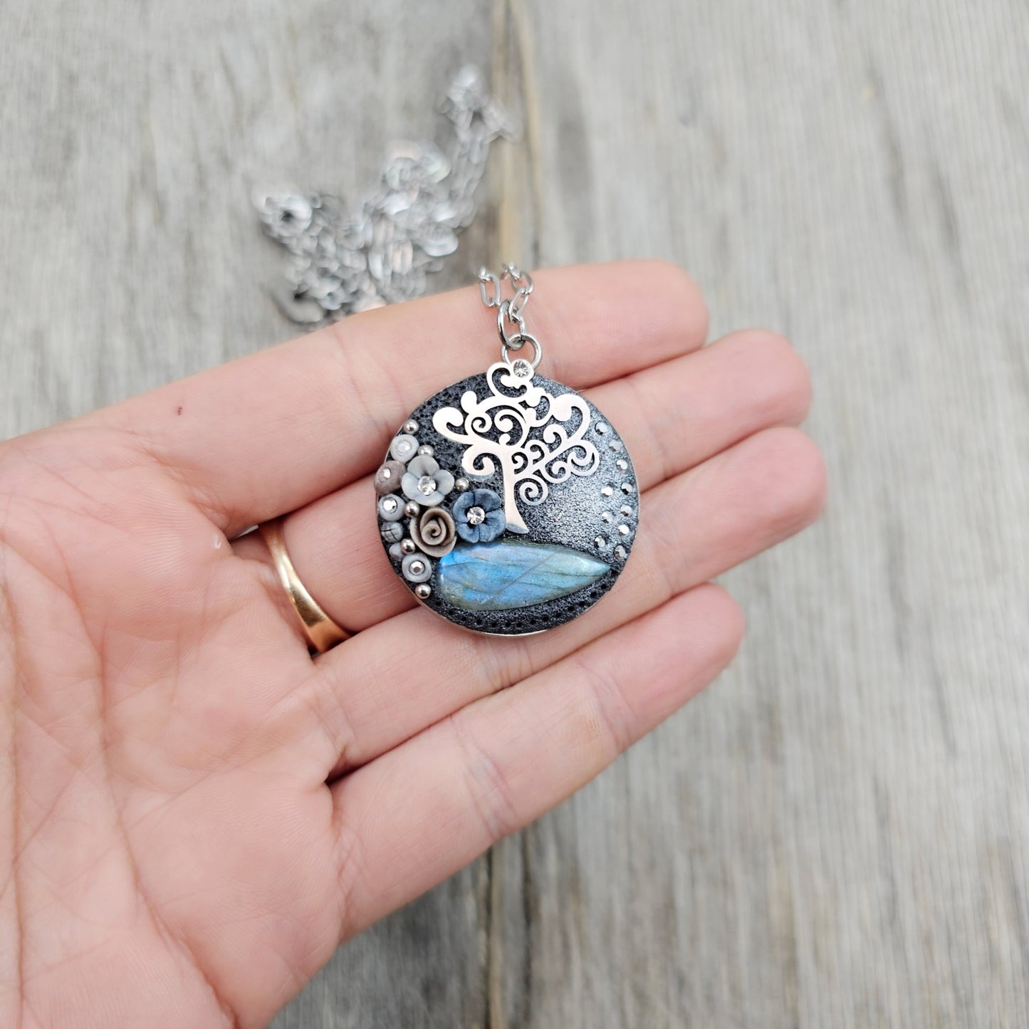 Pakabukas su medeliu, labradoritu ir užrašu 'Myliu' kitoje pusėje