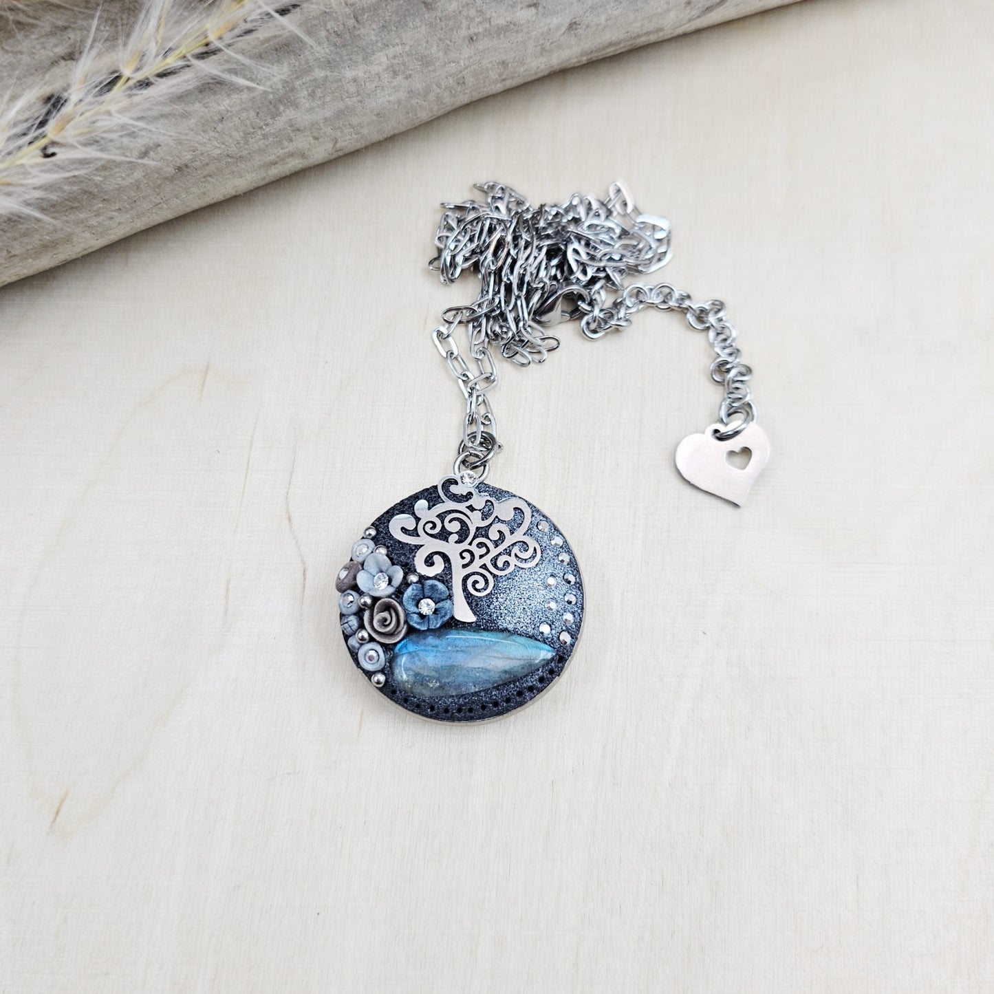 Pakabukas su medeliu, labradoritu ir užrašu 'Myliu' kitoje pusėje