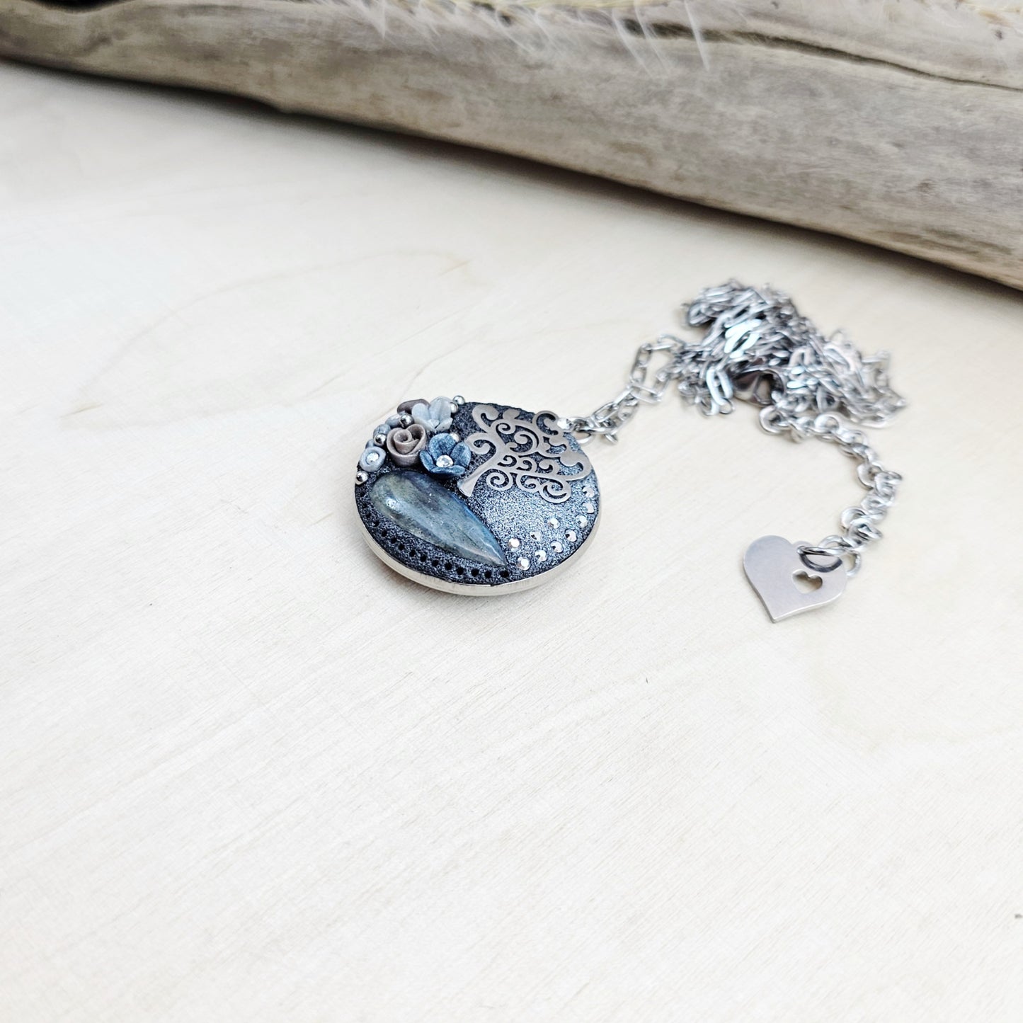 Pakabukas su medeliu, labradoritu ir užrašu 'Myliu' kitoje pusėje