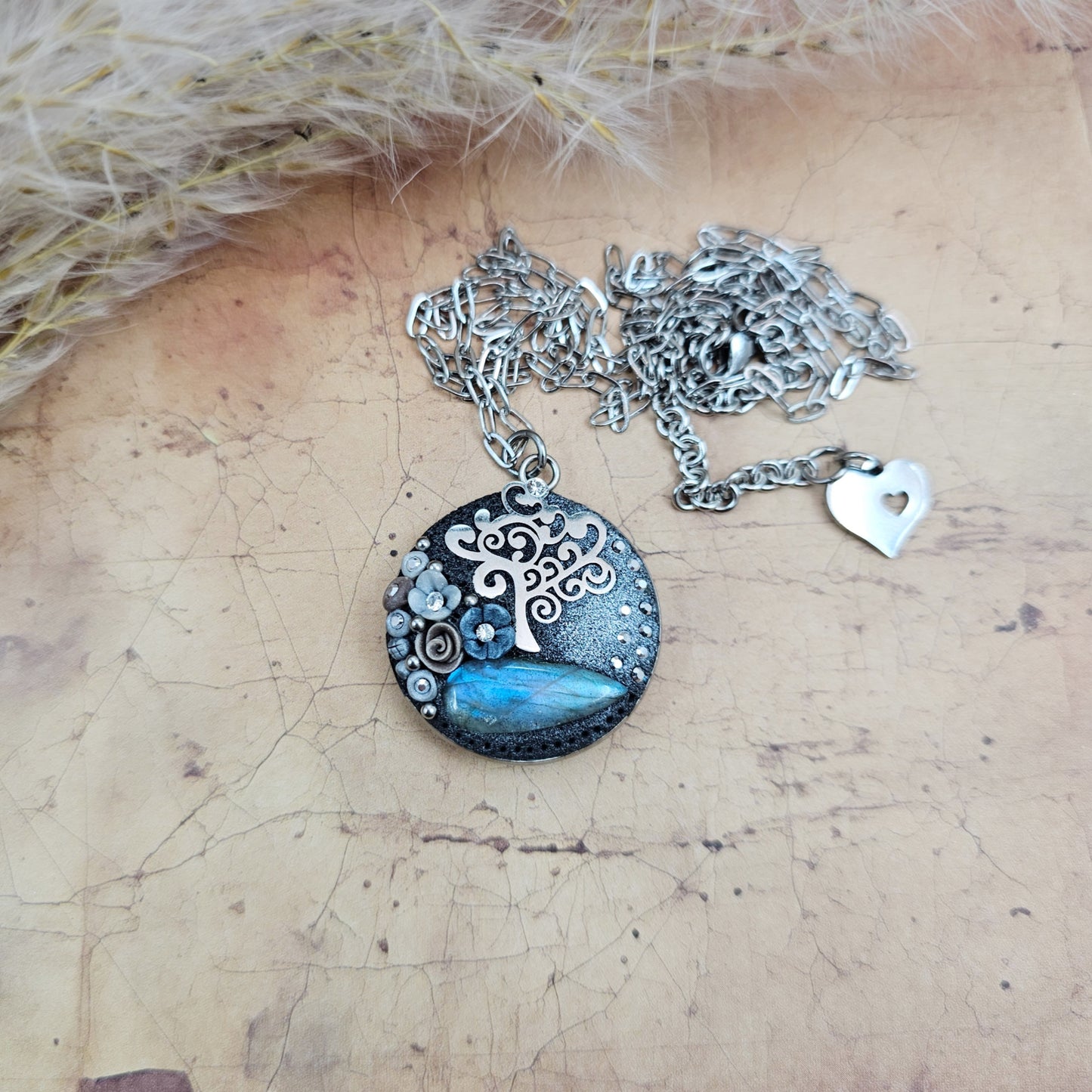 Pakabukas su medeliu, labradoritu ir užrašu 'Myliu' kitoje pusėje