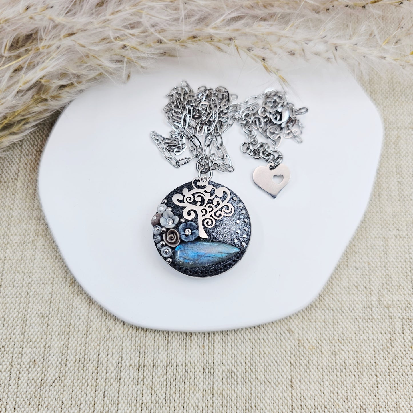 Pakabukas su medeliu, labradoritu ir užrašu 'Myliu' kitoje pusėje