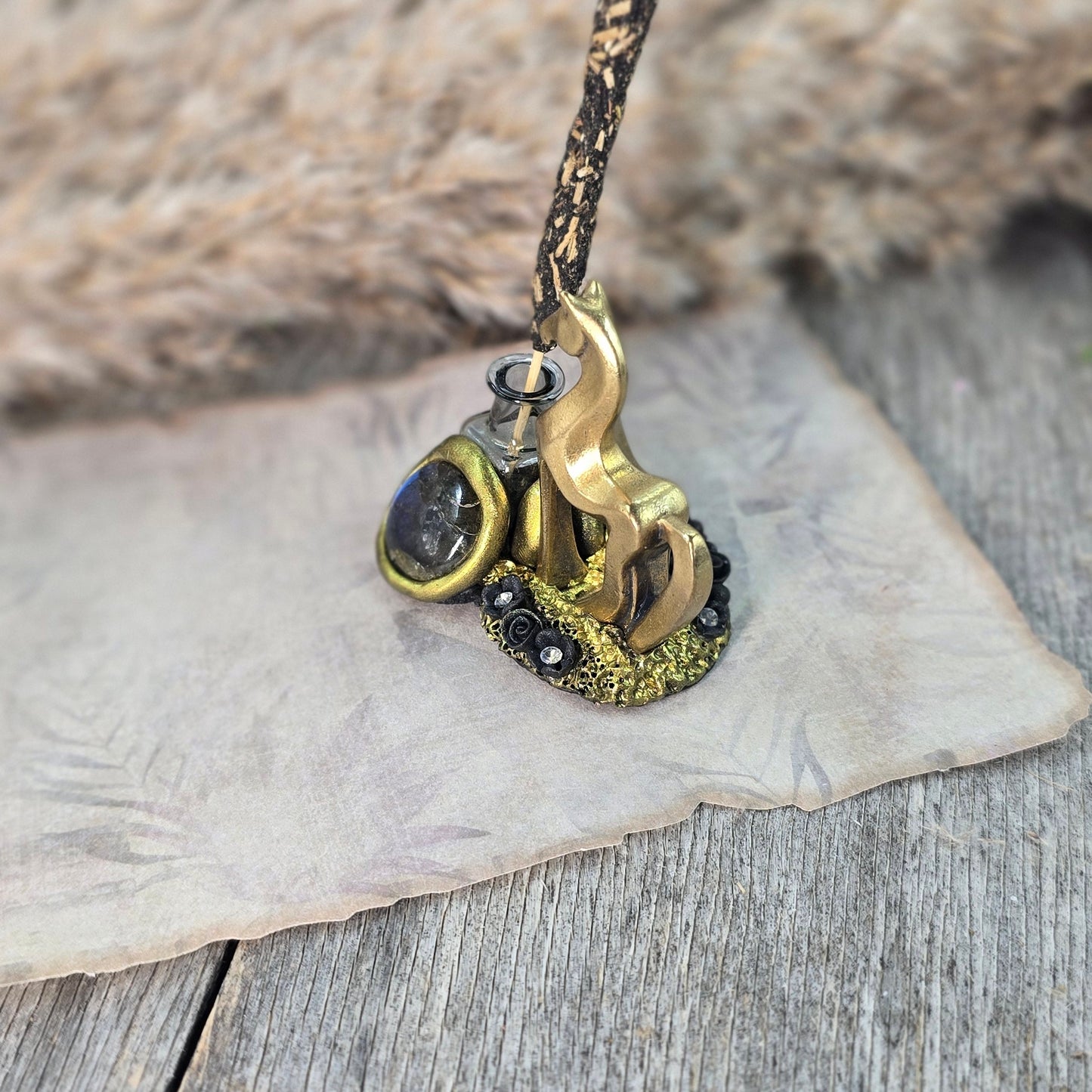 Smilkaline su labradoritu ir arkliuku - 2026m. simboliu