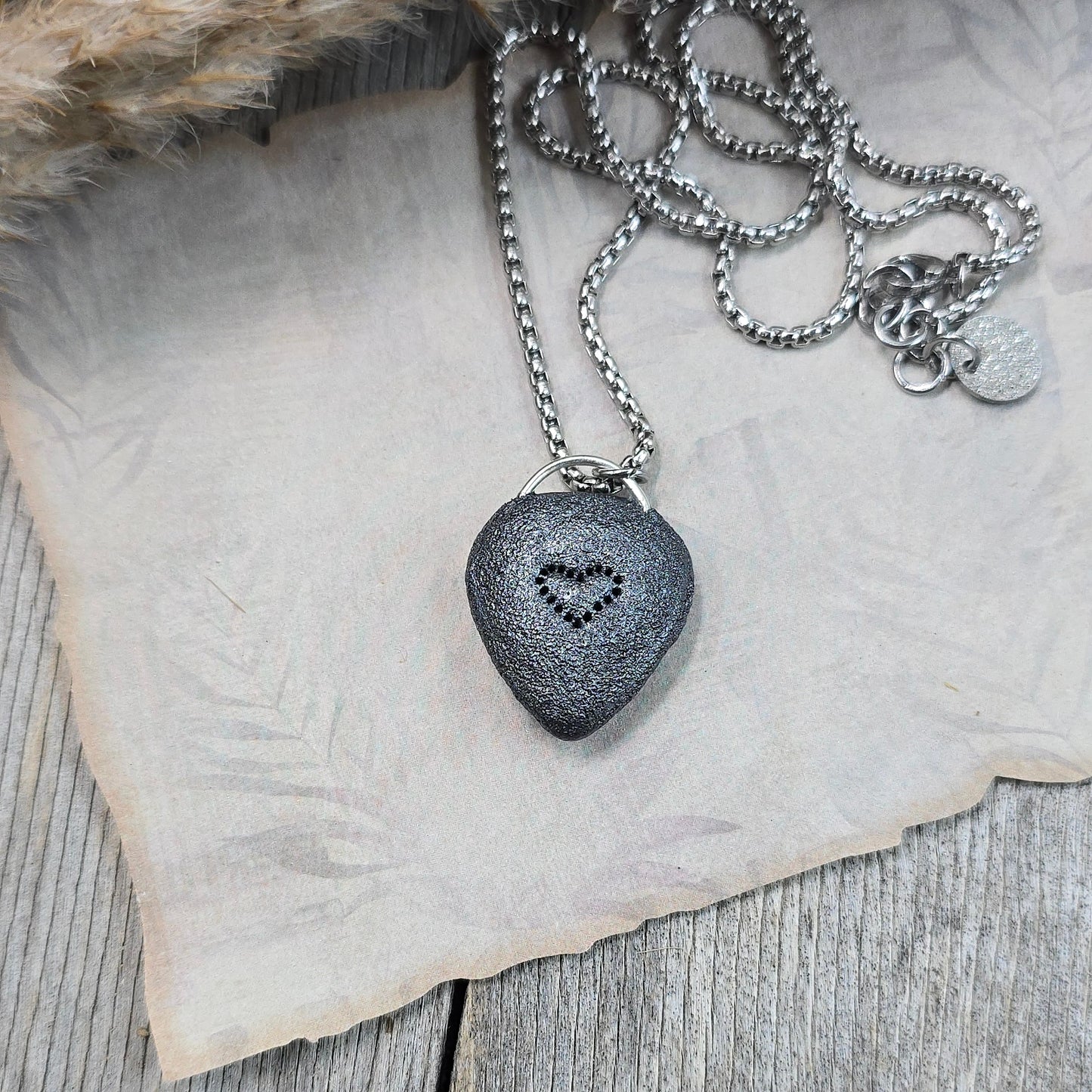 Labradorito pakabukas ant trumpesnės grandinėlės