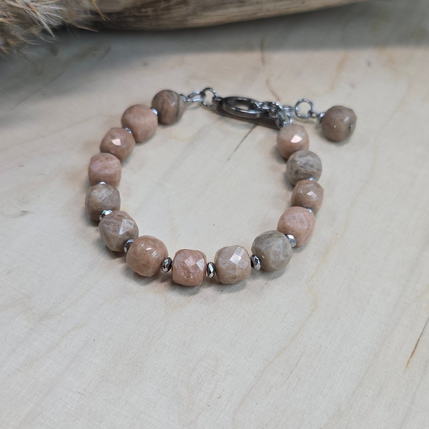 Apyrankė iš saulės akmens