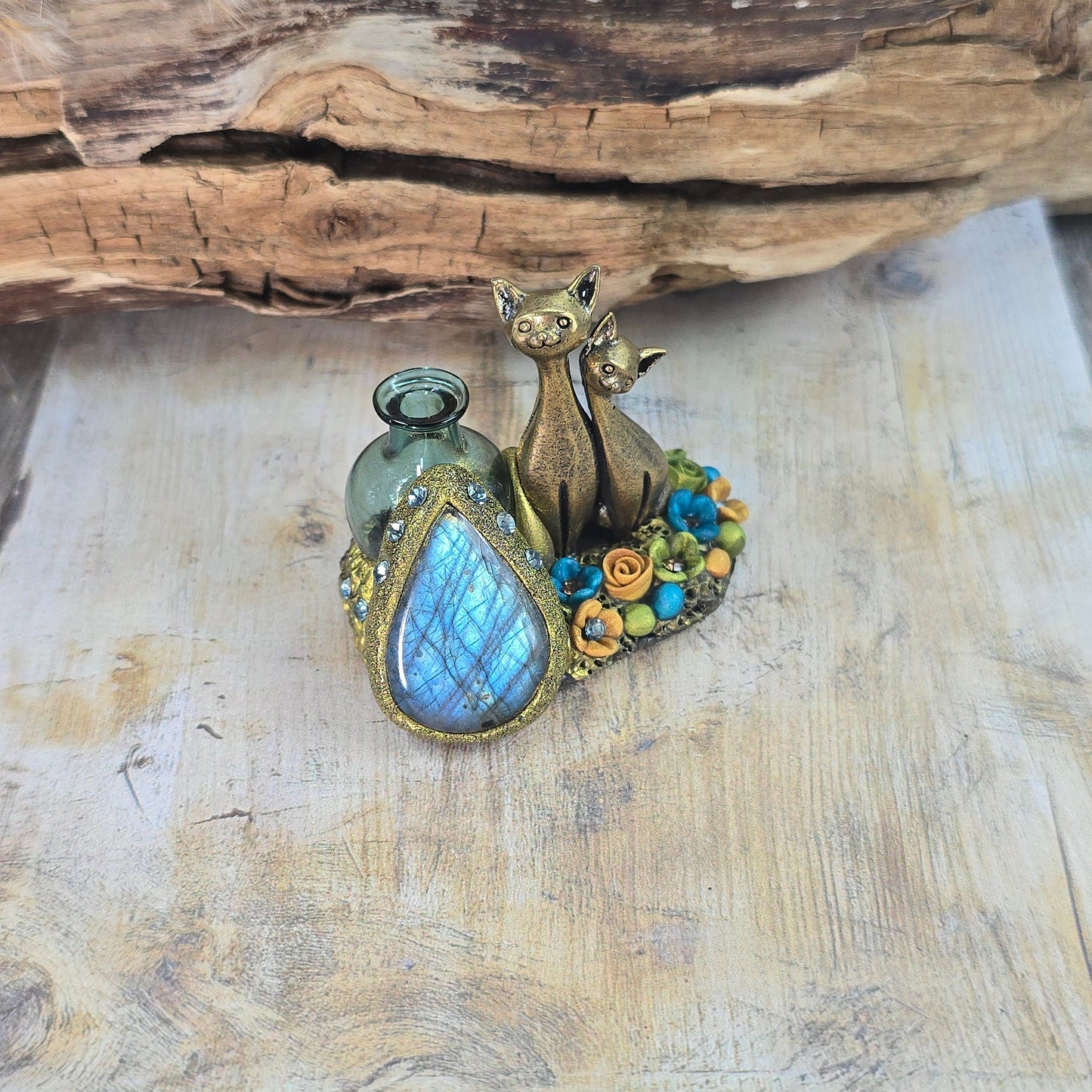 Smilkaline su labradoritu ir kačiukais