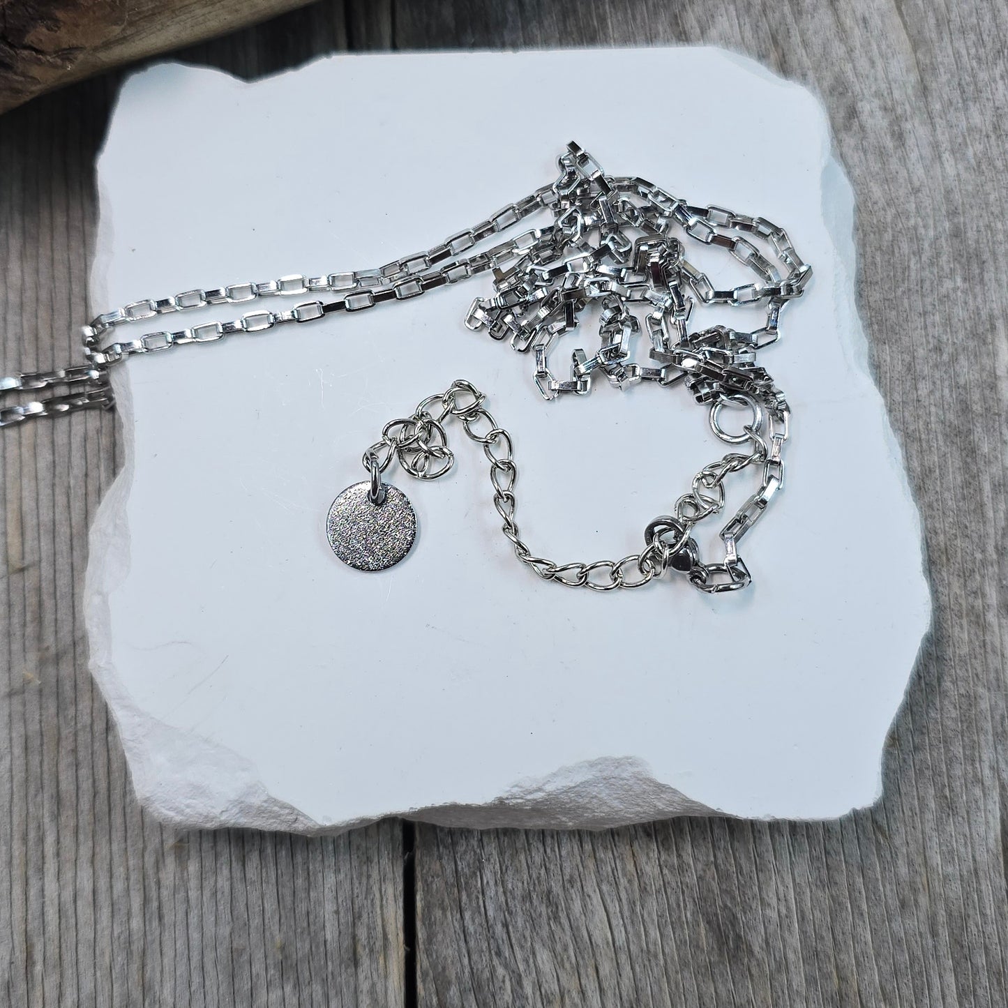 Dvipusis pakabukas su laumžirgiu