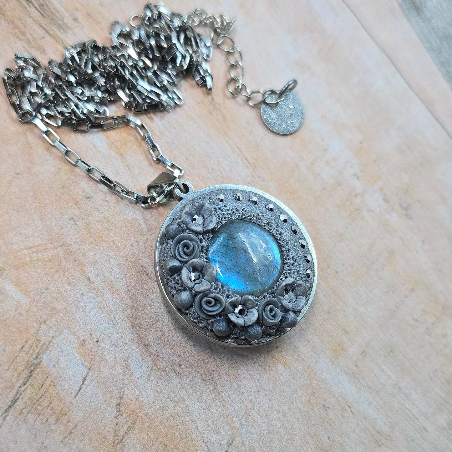 Dvipusis pakabukas su pilkom gėlytėm