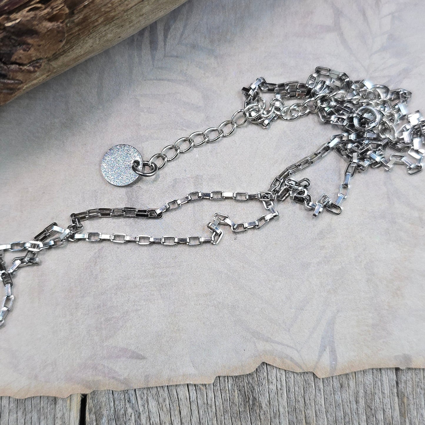 Dvipusis pakabukas su spalvotom gėlytėm