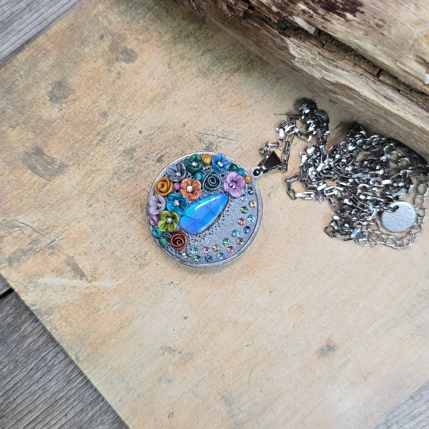 Dvipusis pakabukas su spalvotom gėlytėm