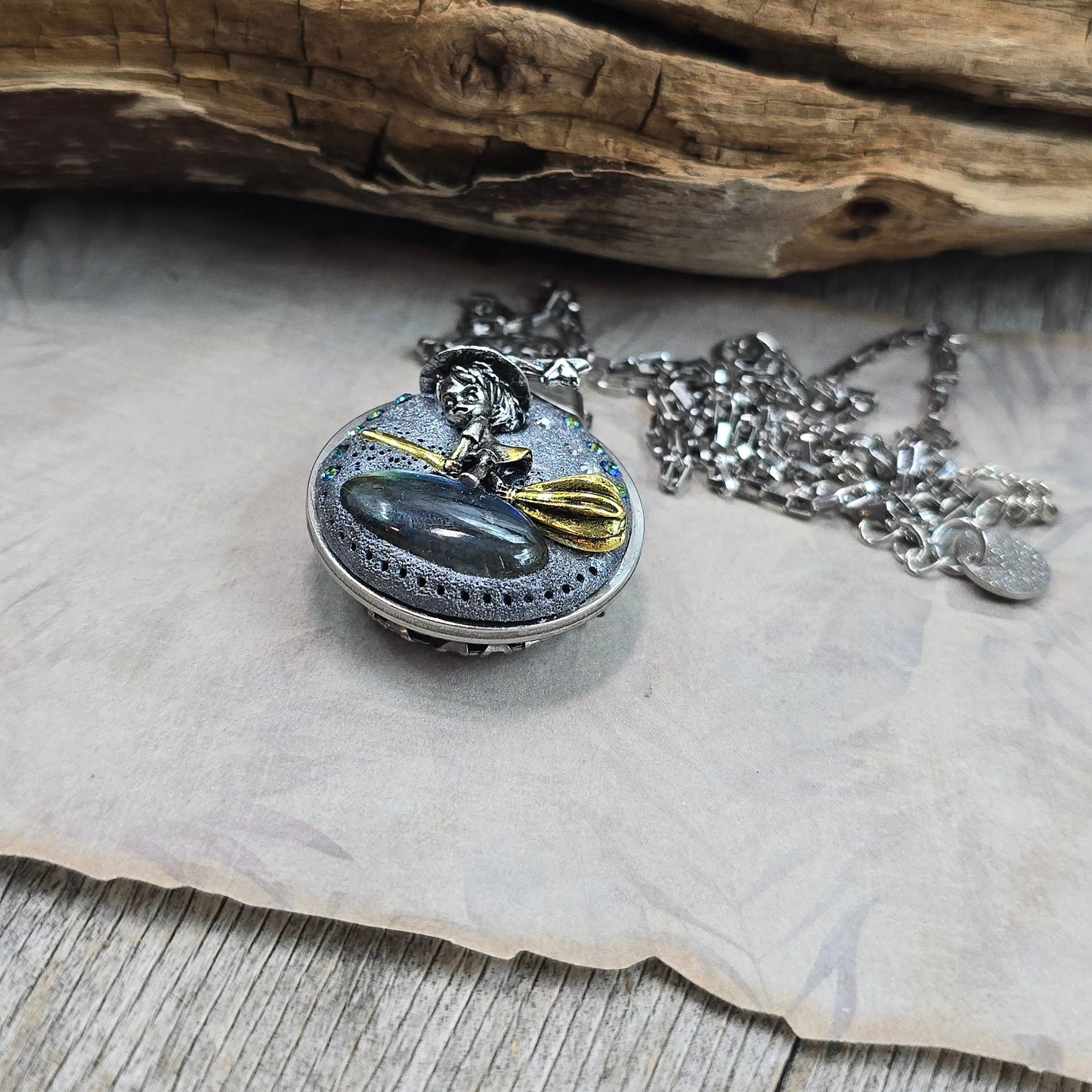 Dvipusis pakabukas su raganaite