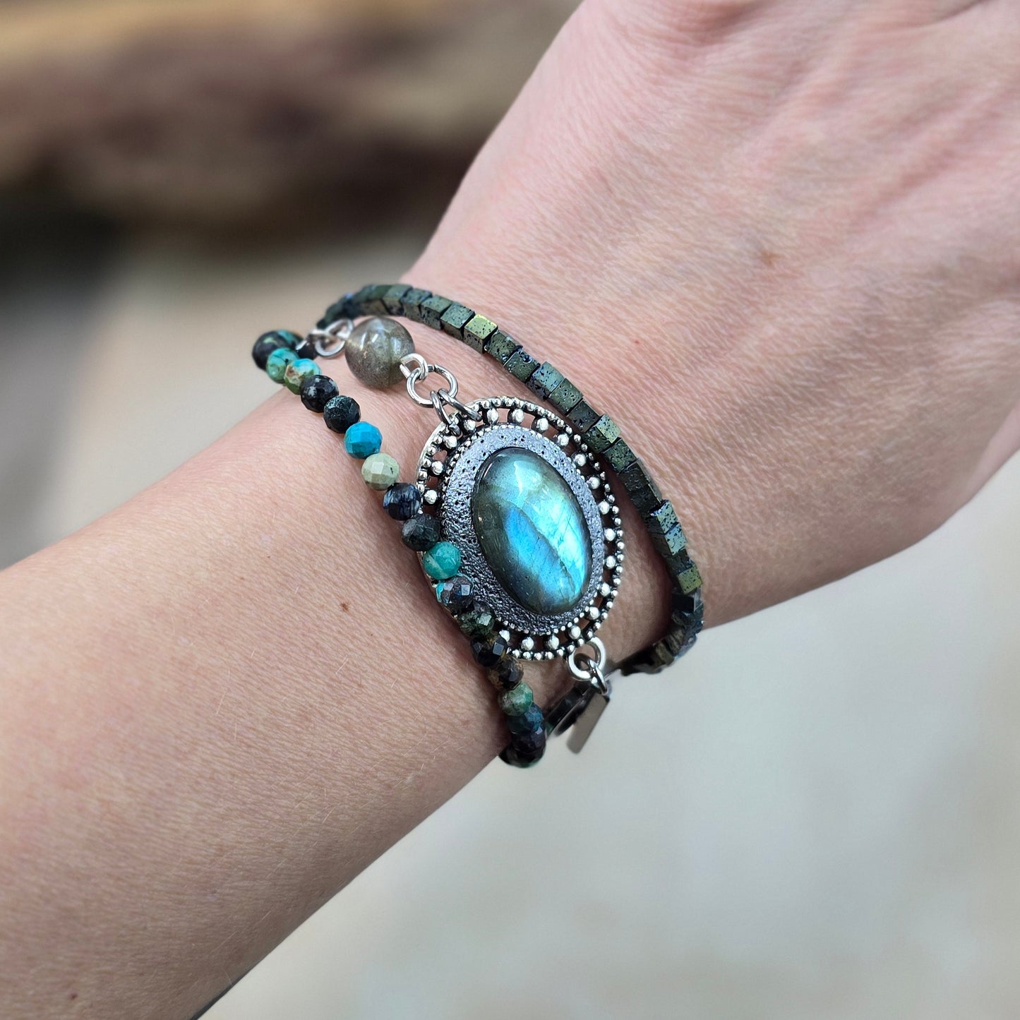 Labradorito apyrankė su turkio ir hematito karoliukais