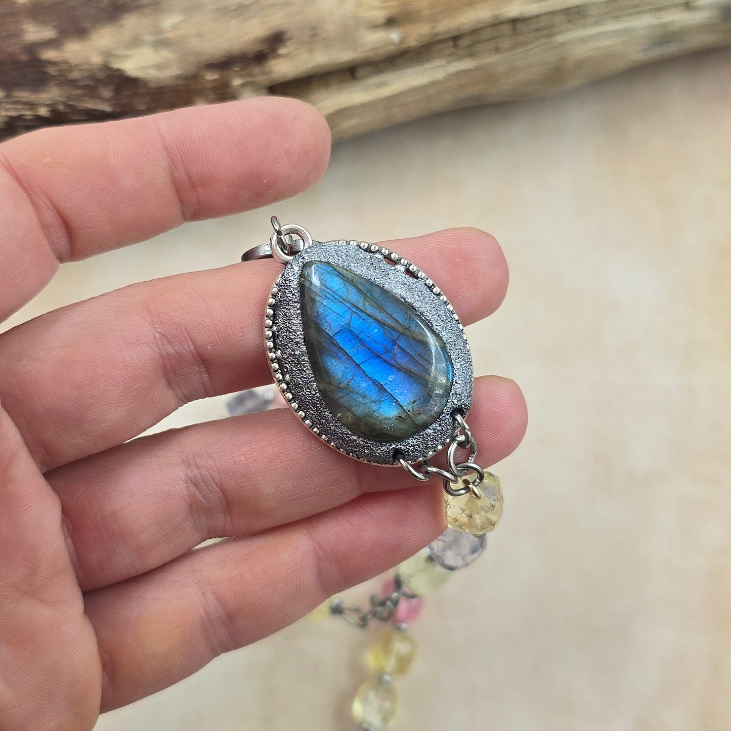 Labradorito apyrankė su spalvotais akmenukais