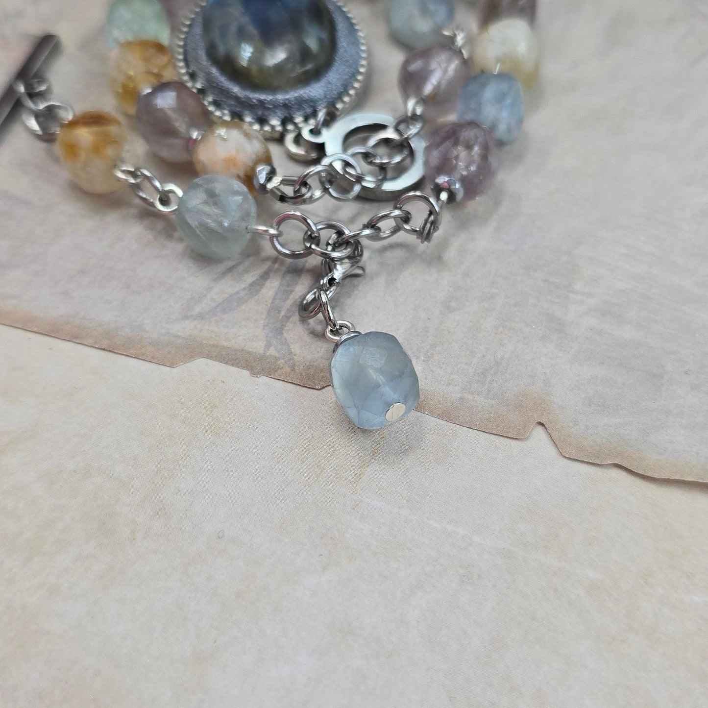 Labradorito apyrankė su spalvotu kvarcu