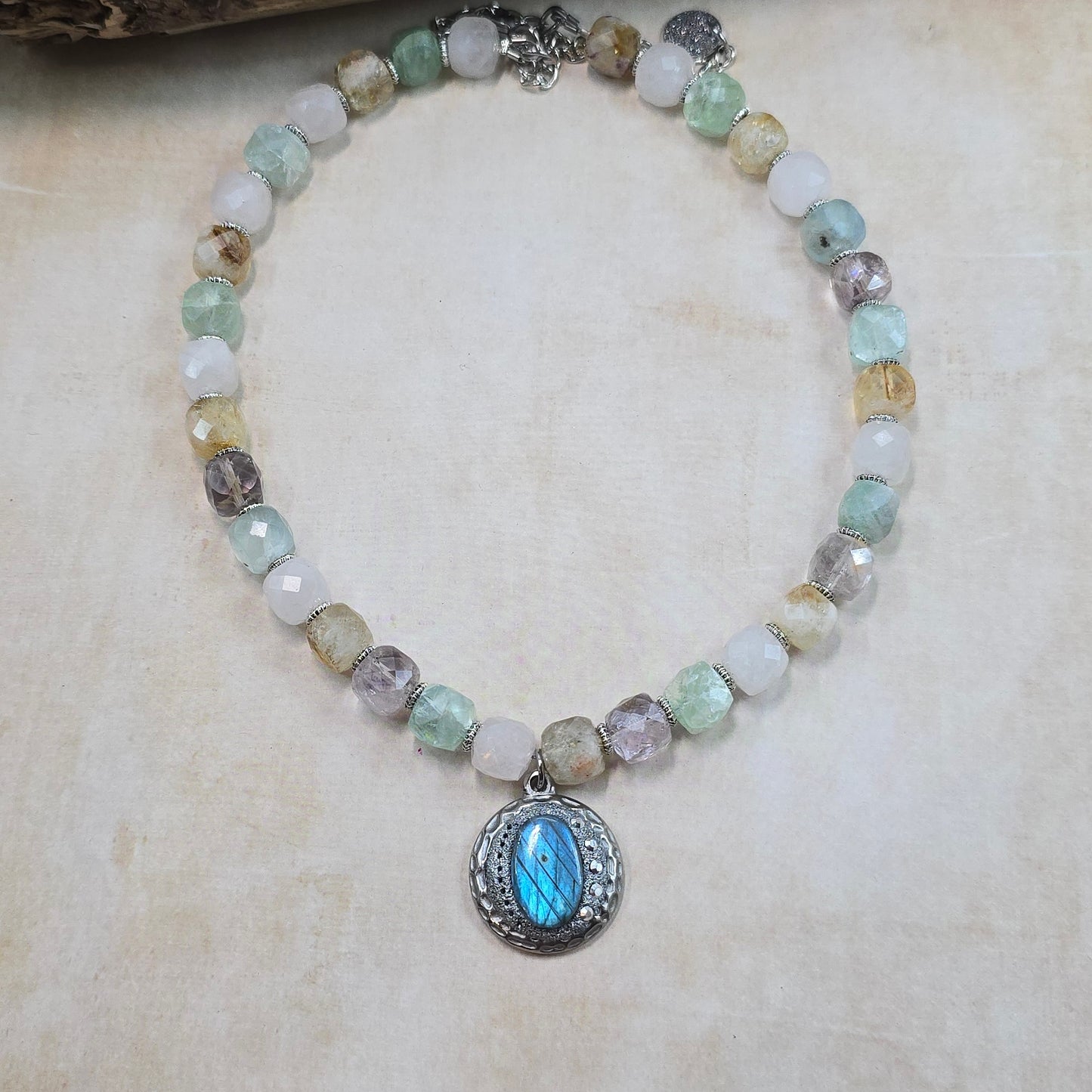 Trumpas vėrinys su labradoritu ir kvarcu