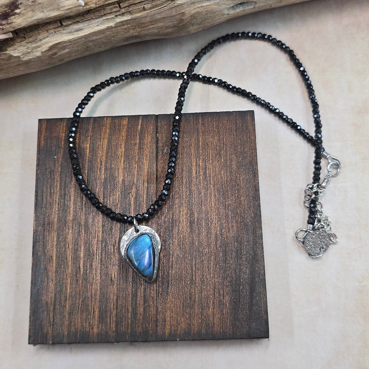 Trumpas hematito ir juodo cirkonio vėrinys