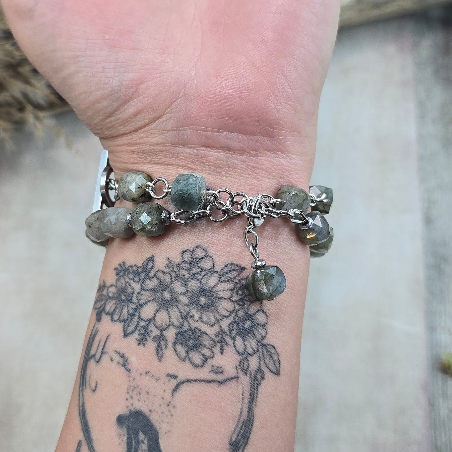 Labradorito apyrankė su labradorito karoliukais