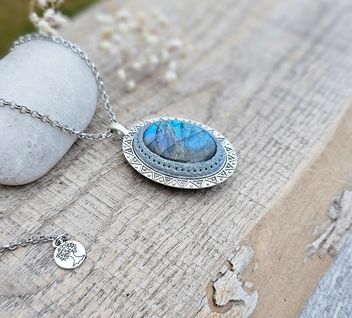 Labradorite Pendant, Handcrafted Necklace, Mystical Jewelry, Astrology Accessory, Protection Amulet, Spiritual Necklace, Gemstone Jewelry, Unique Labradorite, Healing Crystals, Artisan Pendant, Custom Jewelry, Gift for Her, Magic Stone Necklace.