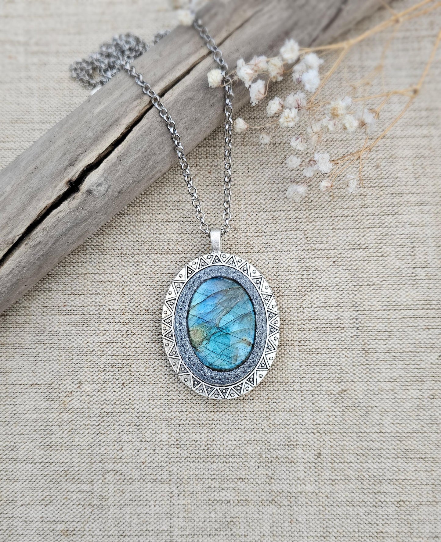Labradorite Pendant, Handcrafted Necklace, Mystical Jewelry, Astrology Accessory, Protection Amulet, Spiritual Necklace, Gemstone Jewelry, Unique Labradorite, Healing Crystals, Artisan Pendant, Custom Jewelry, Gift for Her, Magic Stone Necklace.
