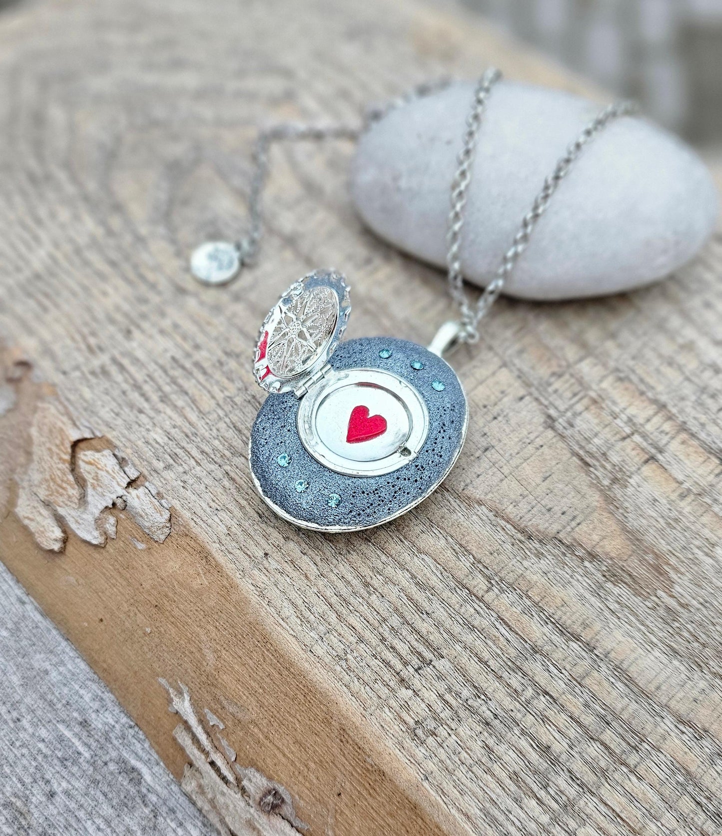 Labradorite Pendant, Handcrafted Necklace, Mystical Jewelry, Astrology Accessory, Protection Amulet, Spiritual Necklace, Gemstone Jewelry, Unique Labradorite, Healing Crystals, Artisan Pendant, Custom Jewelry, Gift for Her, Magic Stone Necklace.