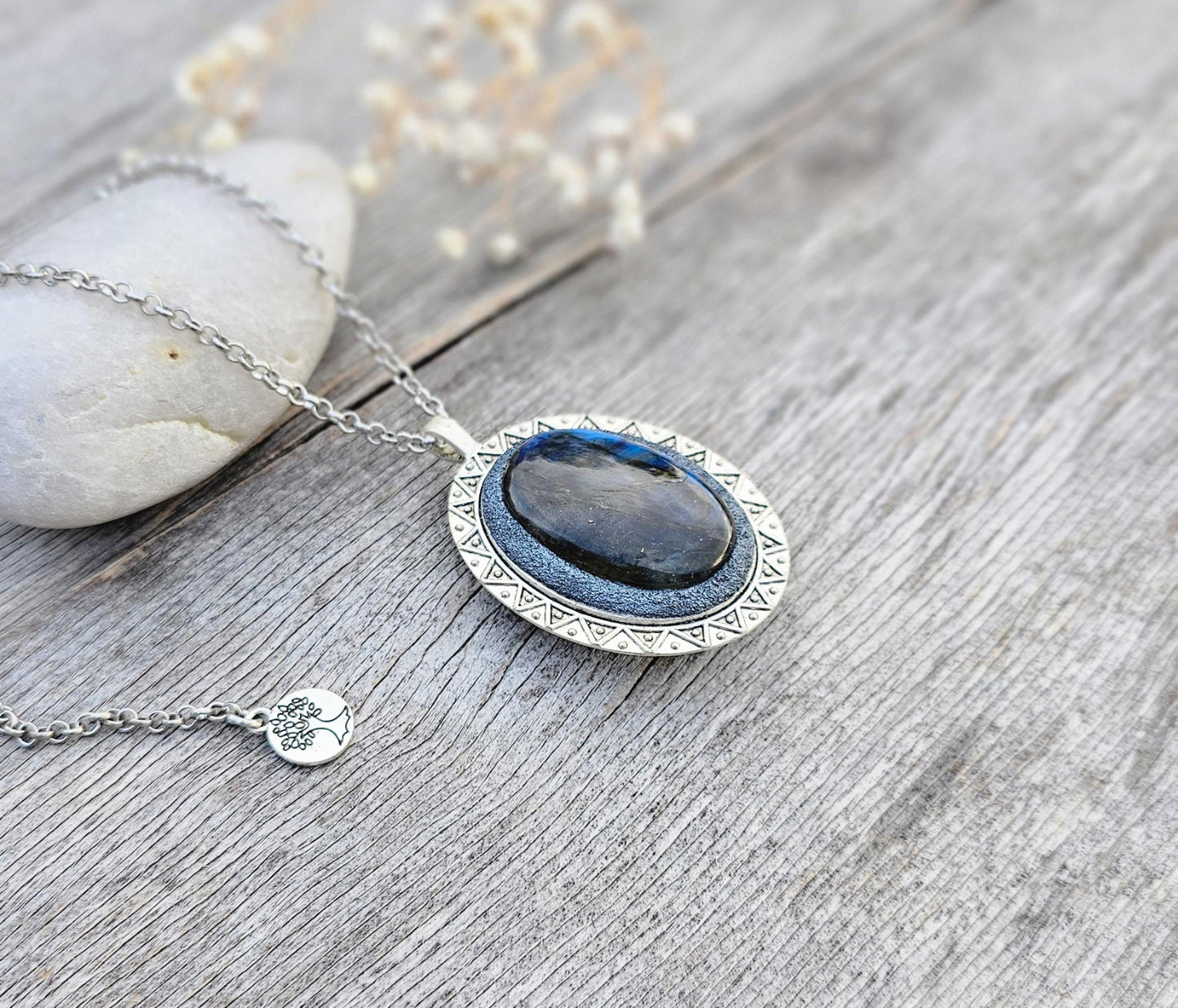 Labradorite Pendant, Handcrafted Necklace, Mystical Jewelry, Astrology Accessory, Protection Amulet, Spiritual Necklace, Gemstone Jewelry, Unique Labradorite, Healing Crystals, Artisan Pendant, Custom Jewelry, Gift for Her, Magic Stone Necklace.