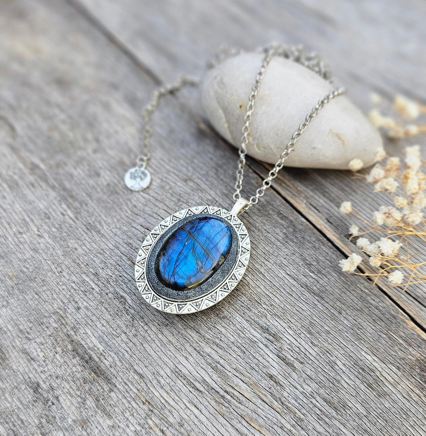 Labradorite Pendant, Handcrafted Necklace, Mystical Jewelry, Astrology Accessory, Protection Amulet, Spiritual Necklace, Gemstone Jewelry, Unique Labradorite, Healing Crystals, Artisan Pendant, Custom Jewelry, Gift for Her, Magic Stone Necklace.