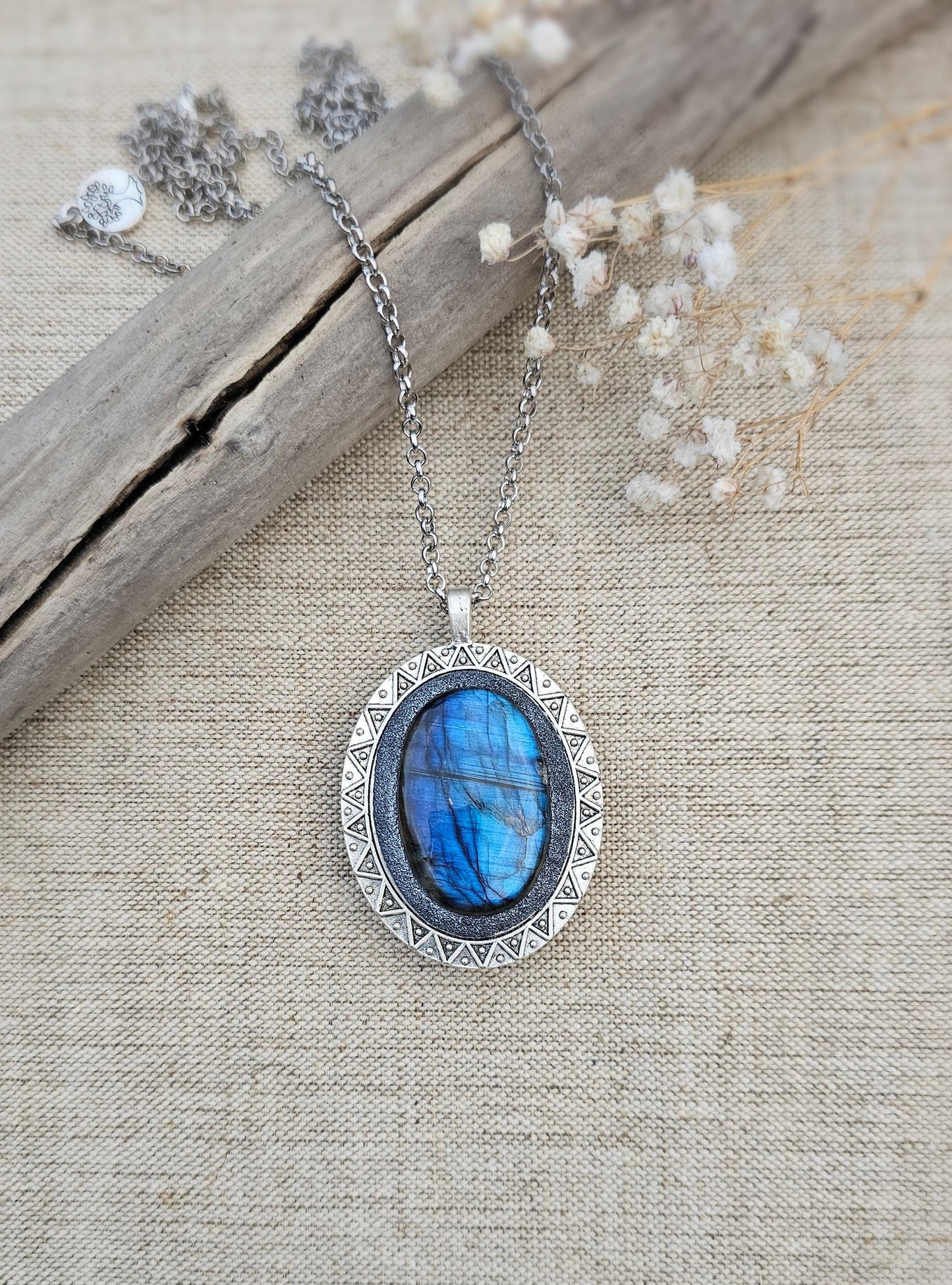 Labradorite Pendant, Handcrafted Necklace, Mystical Jewelry, Astrology Accessory, Protection Amulet, Spiritual Necklace, Gemstone Jewelry, Unique Labradorite, Healing Crystals, Artisan Pendant, Custom Jewelry, Gift for Her, Magic Stone Necklace.