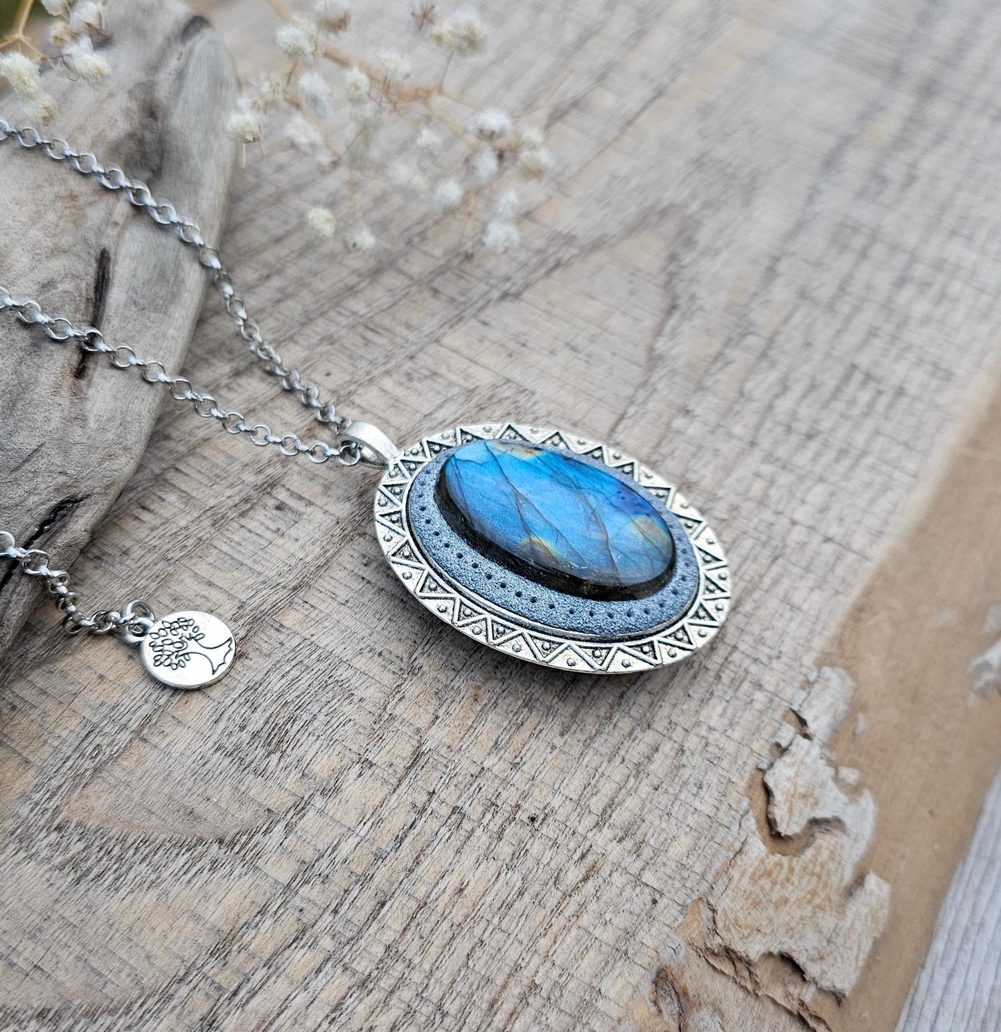 Labradorite Pendant, Handcrafted Necklace, Mystical Jewelry, Astrology Accessory, Protection Amulet, Spiritual Necklace, Gemstone Jewelry, Unique Labradorite, Healing Crystals, Artisan Pendant, Custom Jewelry, Gift for Her, Magic Stone Necklace.