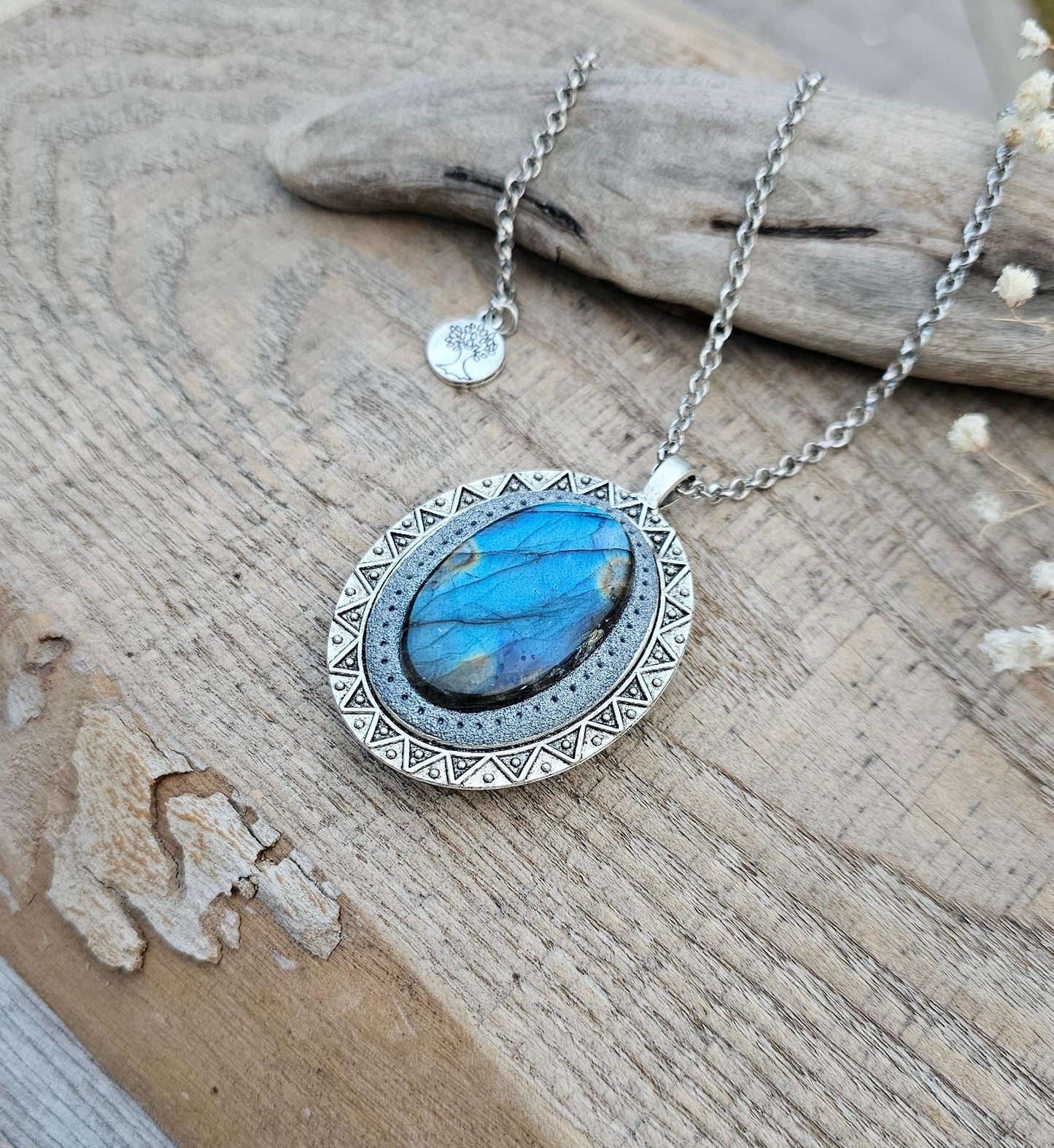 Labradorite Pendant, Handcrafted Necklace, Mystical Jewelry, Astrology Accessory, Protection Amulet, Spiritual Necklace, Gemstone Jewelry, Unique Labradorite, Healing Crystals, Artisan Pendant, Custom Jewelry, Gift for Her, Magic Stone Necklace.