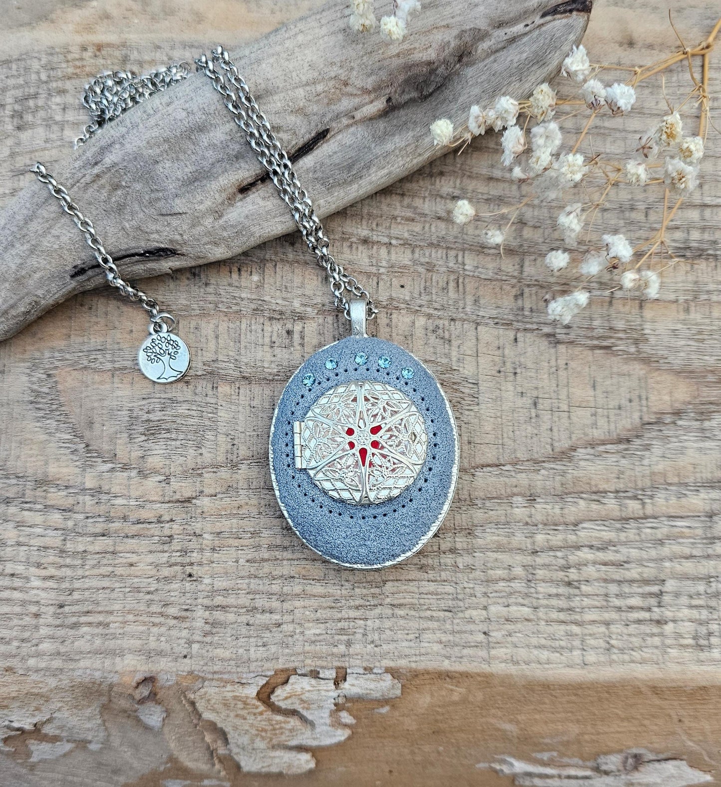 Labradorite Pendant, Handcrafted Necklace, Mystical Jewelry, Astrology Accessory, Protection Amulet, Spiritual Necklace, Gemstone Jewelry, Unique Labradorite, Healing Crystals, Artisan Pendant, Custom Jewelry, Gift for Her, Magic Stone Necklace.