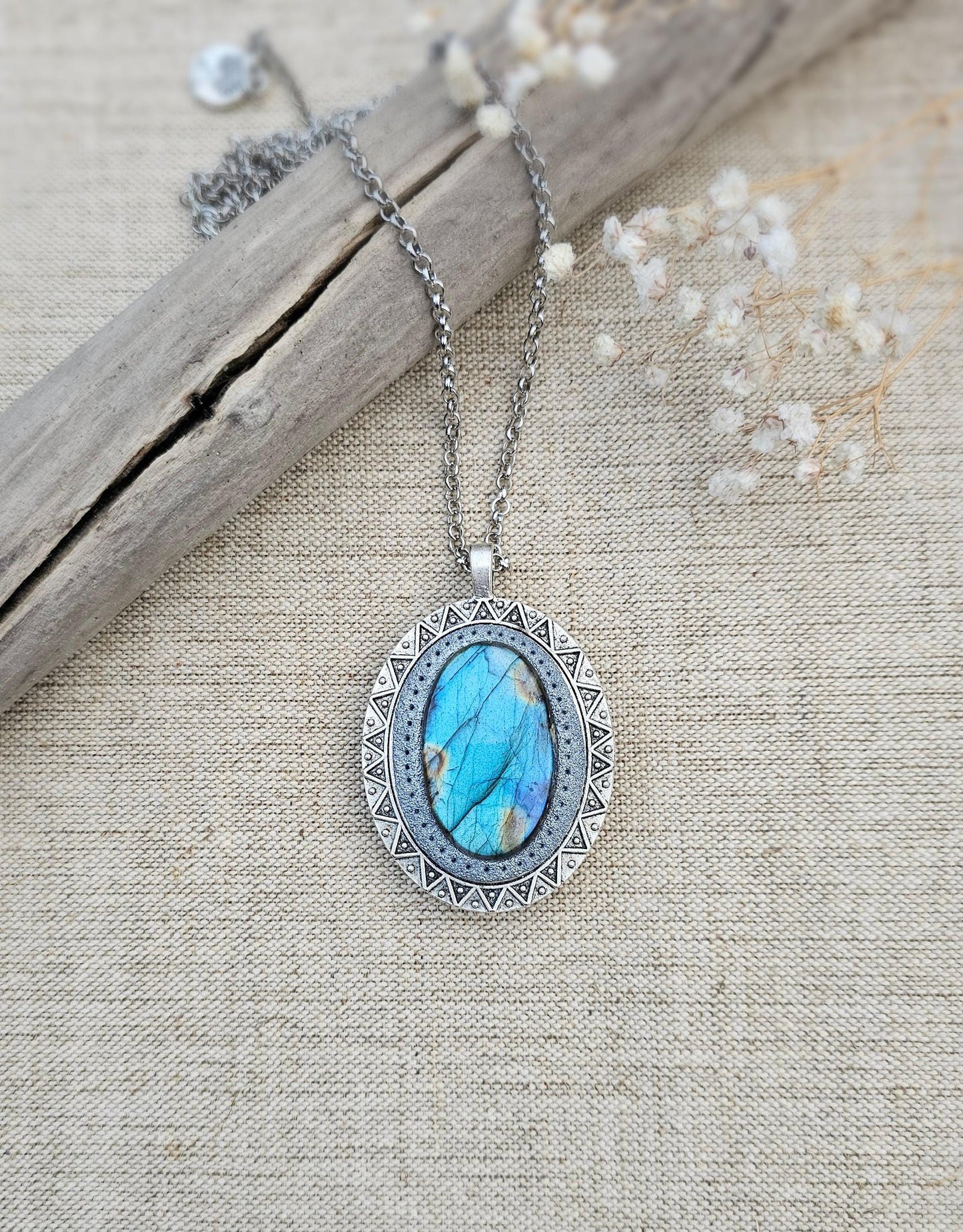 Labradorite Pendant, Handcrafted Necklace, Mystical Jewelry, Astrology Accessory, Protection Amulet, Spiritual Necklace, Gemstone Jewelry, Unique Labradorite, Healing Crystals, Artisan Pendant, Custom Jewelry, Gift for Her, Magic Stone Necklace.