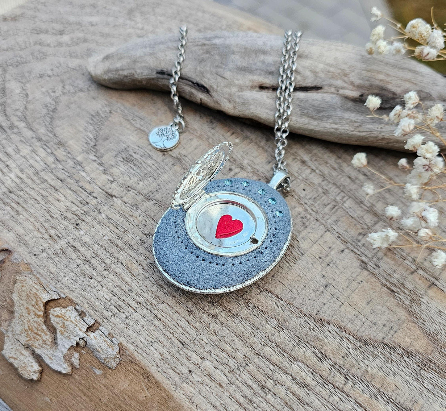Labradorite Pendant, Handcrafted Necklace, Mystical Jewelry, Astrology Accessory, Protection Amulet, Spiritual Necklace, Gemstone Jewelry, Unique Labradorite, Healing Crystals, Artisan Pendant, Custom Jewelry, Gift for Her, Magic Stone Necklace.