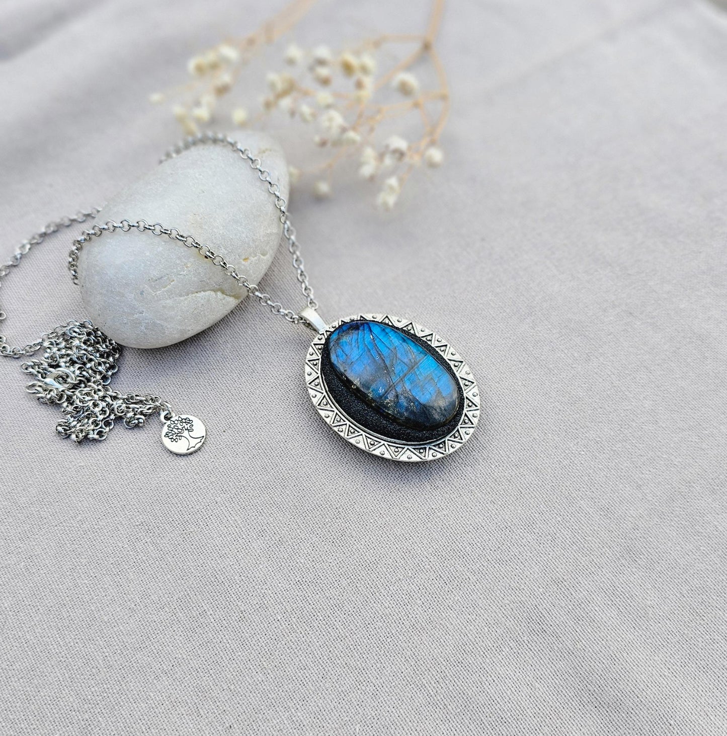 Labradorite Pendant, Handcrafted Necklace, Mystical Jewelry, Astrology Accessory, Protection Amulet, Spiritual Necklace, Gemstone Jewelry, Unique Labradorite, Healing Crystals, Artisan Pendant, Custom Jewelry, Gift for Her, Magic Stone Necklace.