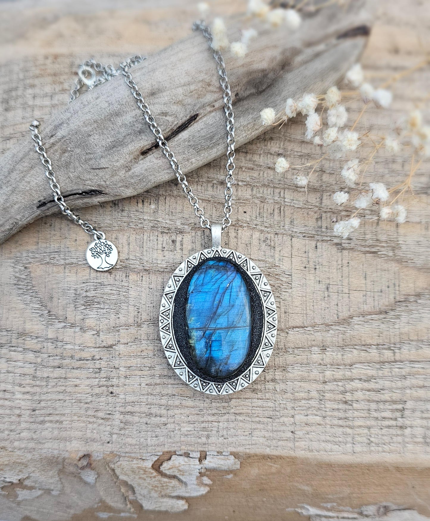 Labradorite Pendant, Handcrafted Necklace, Mystical Jewelry, Astrology Accessory, Protection Amulet, Spiritual Necklace, Gemstone Jewelry, Unique Labradorite, Healing Crystals, Artisan Pendant, Custom Jewelry, Gift for Her, Magic Stone Necklace.