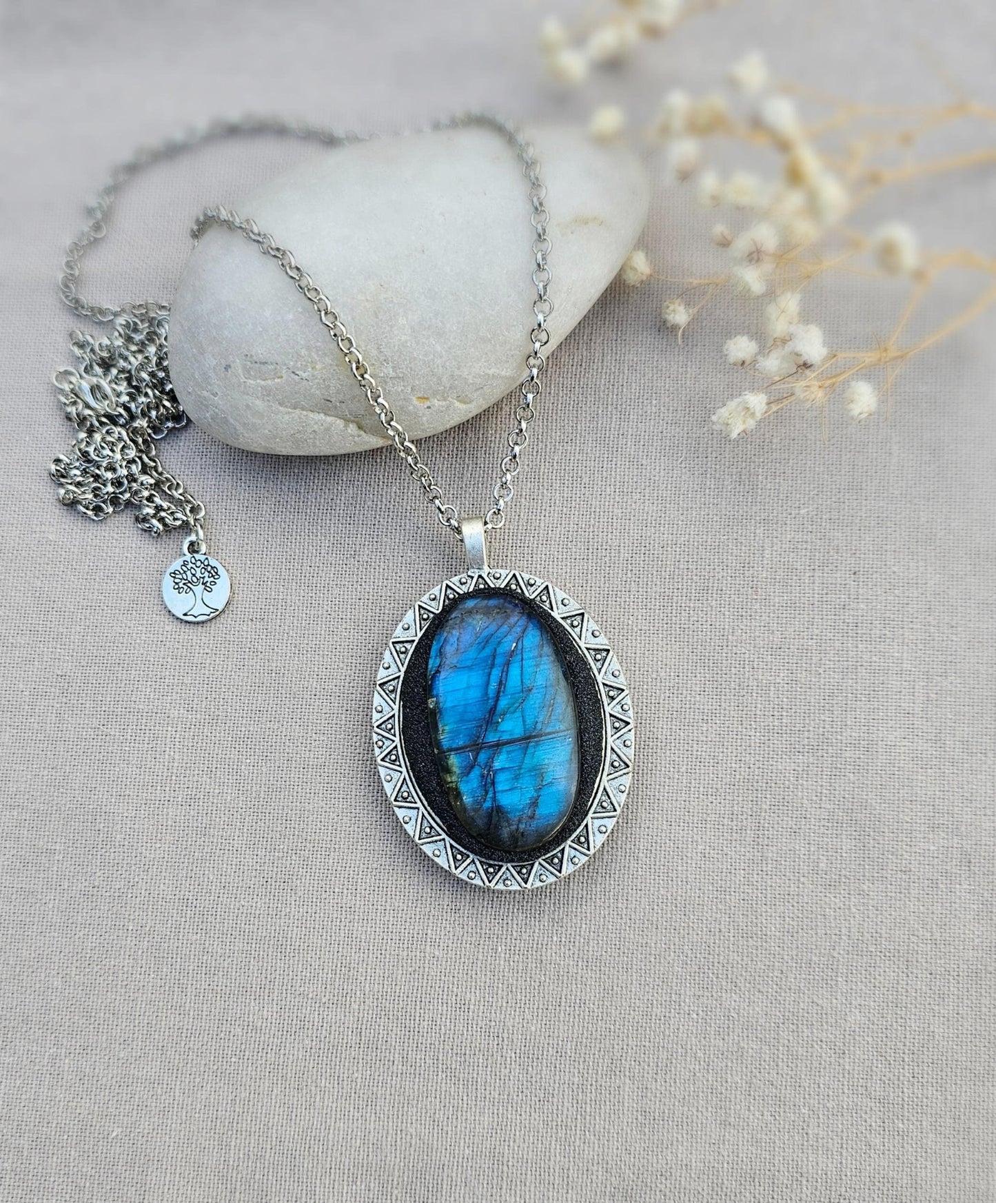 Labradorite Pendant, Handcrafted Necklace, Mystical Jewelry, Astrology Accessory, Protection Amulet, Spiritual Necklace, Gemstone Jewelry, Unique Labradorite, Healing Crystals, Artisan Pendant, Custom Jewelry, Gift for Her, Magic Stone Necklace.