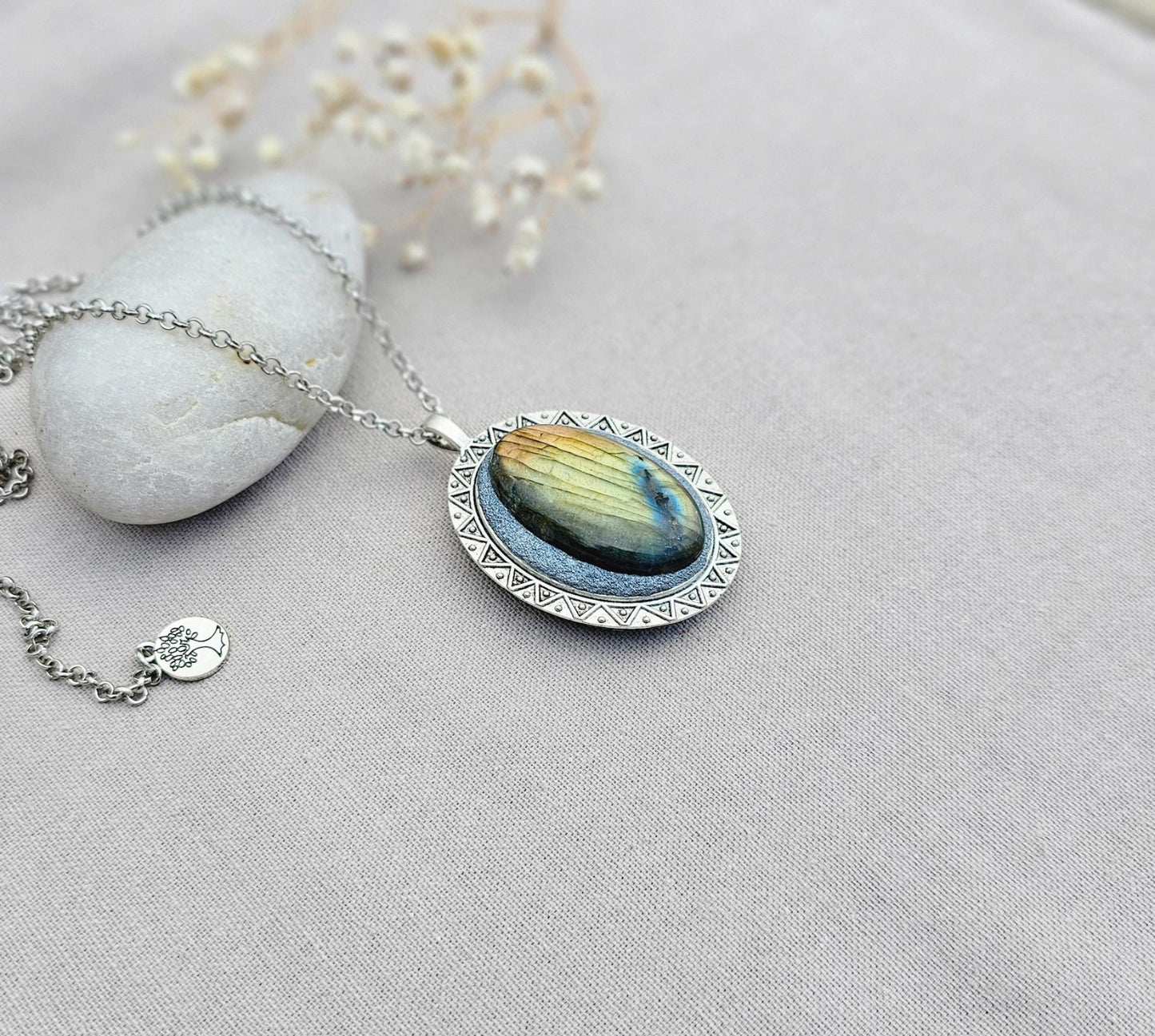 Labradorite Pendant, Handcrafted Necklace, Mystical Jewelry, Astrology Accessory, Protection Amulet, Spiritual Necklace, Gemstone Jewelry, Unique Labradorite, Healing Crystals, Artisan Pendant, Custom Jewelry, Gift for Her, Magic Stone Necklace.
