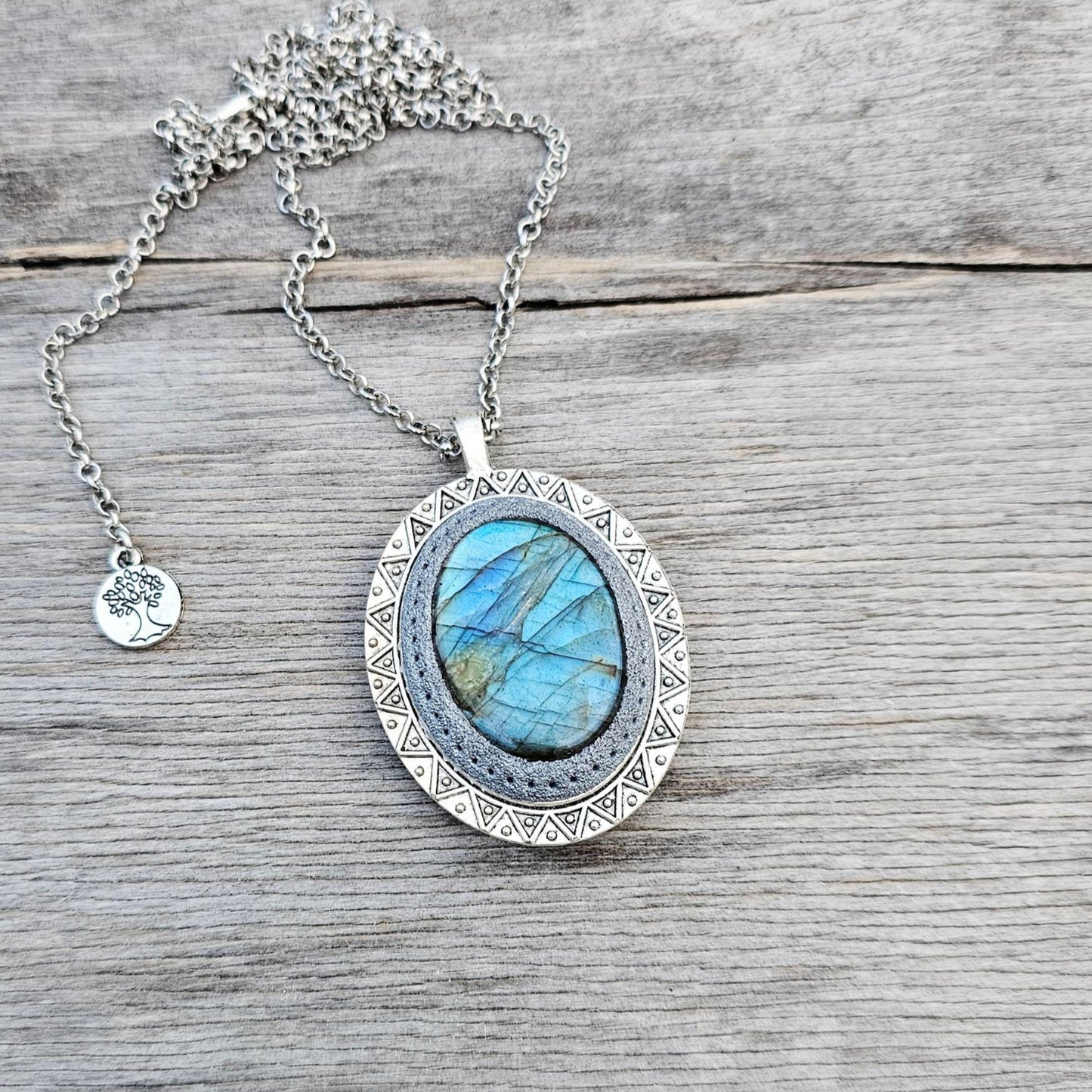 Labradorite Pendant, Handcrafted Necklace, Mystical Jewelry, Astrology Accessory, Protection Amulet, Spiritual Necklace, Gemstone Jewelry, Unique Labradorite, Healing Crystals, Artisan Pendant, Custom Jewelry, Gift for Her, Magic Stone Necklace.