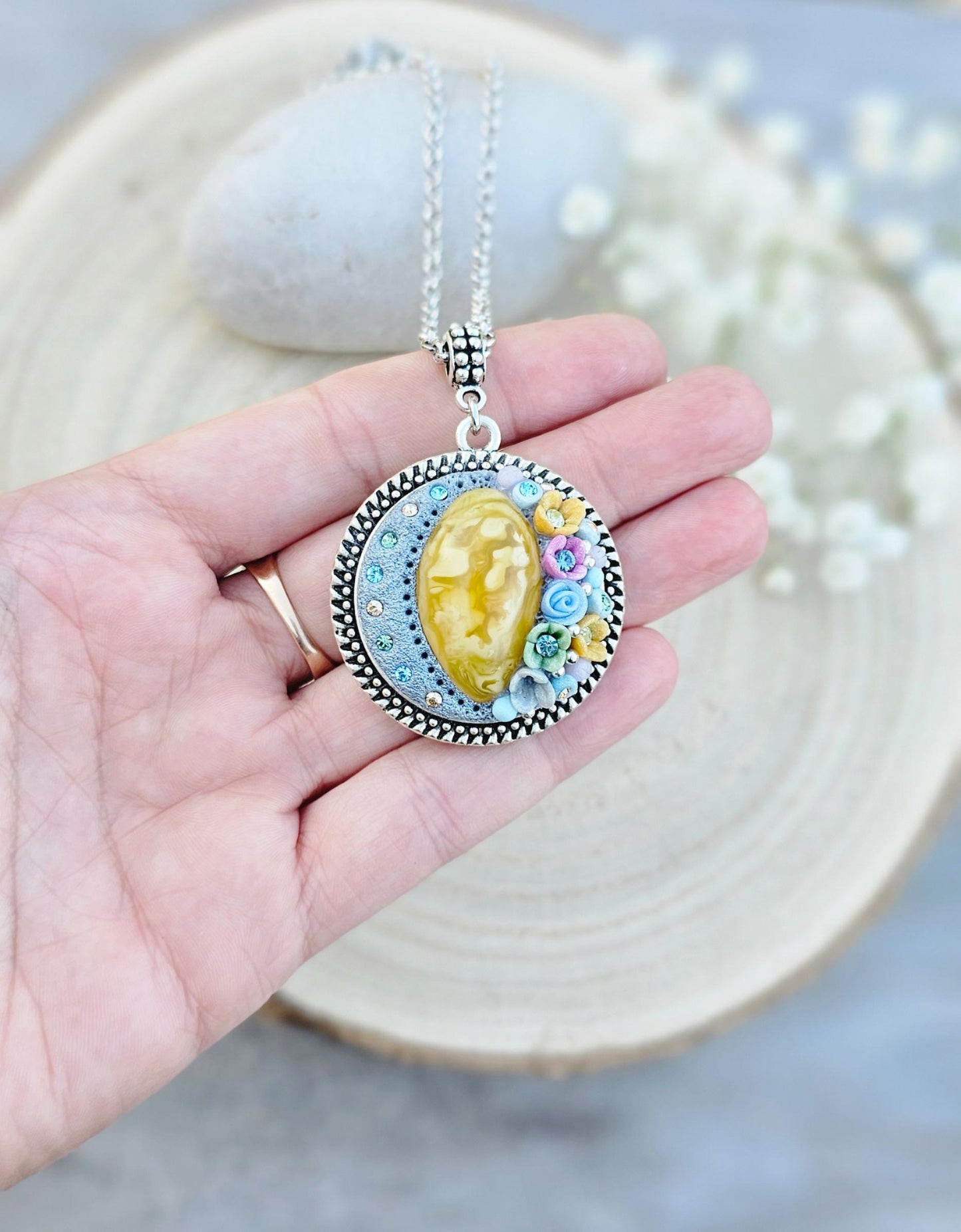 Pendant locket with amber, handmade flowers from polymer clay. On the other side, there is a locket with a heart that opens, inside which you can put a photo or a scent. A great gift for a loved one, or for yourself as a protective amulet.