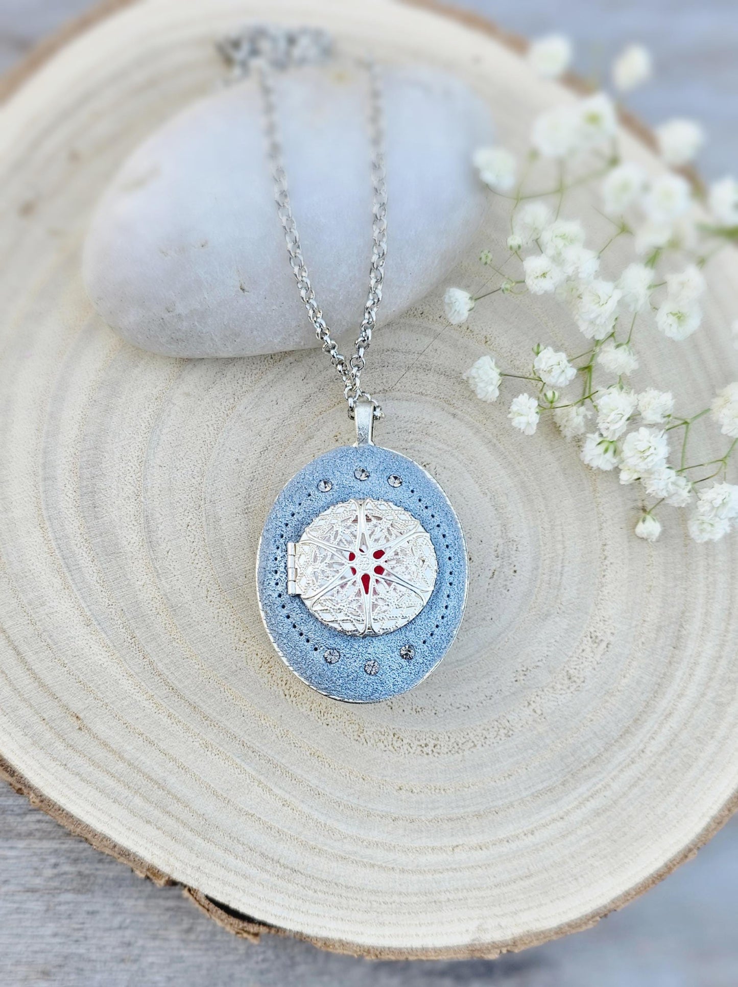 Pendant locket with amber, handmade flowers from polymer clay. On the other side, there is a locket with a heart that opens, inside which you can put a photo or a scent. A great gift for a loved one, or for yourself as a protective amulet.