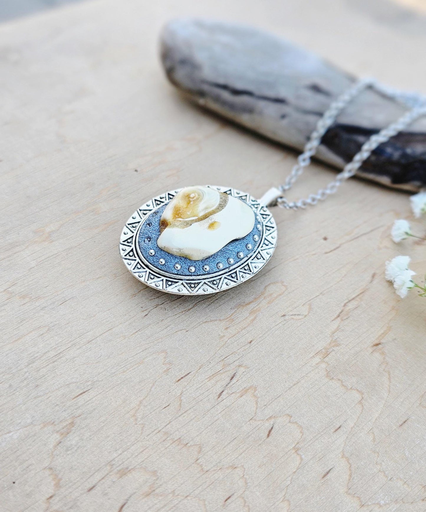 Pendant locket with amber, handmade flowers from polymer clay. On the other side, there is a locket with a heart that opens, inside which you can put a photo or a scent. A great gift for a loved one, or for yourself as a protective amulet.