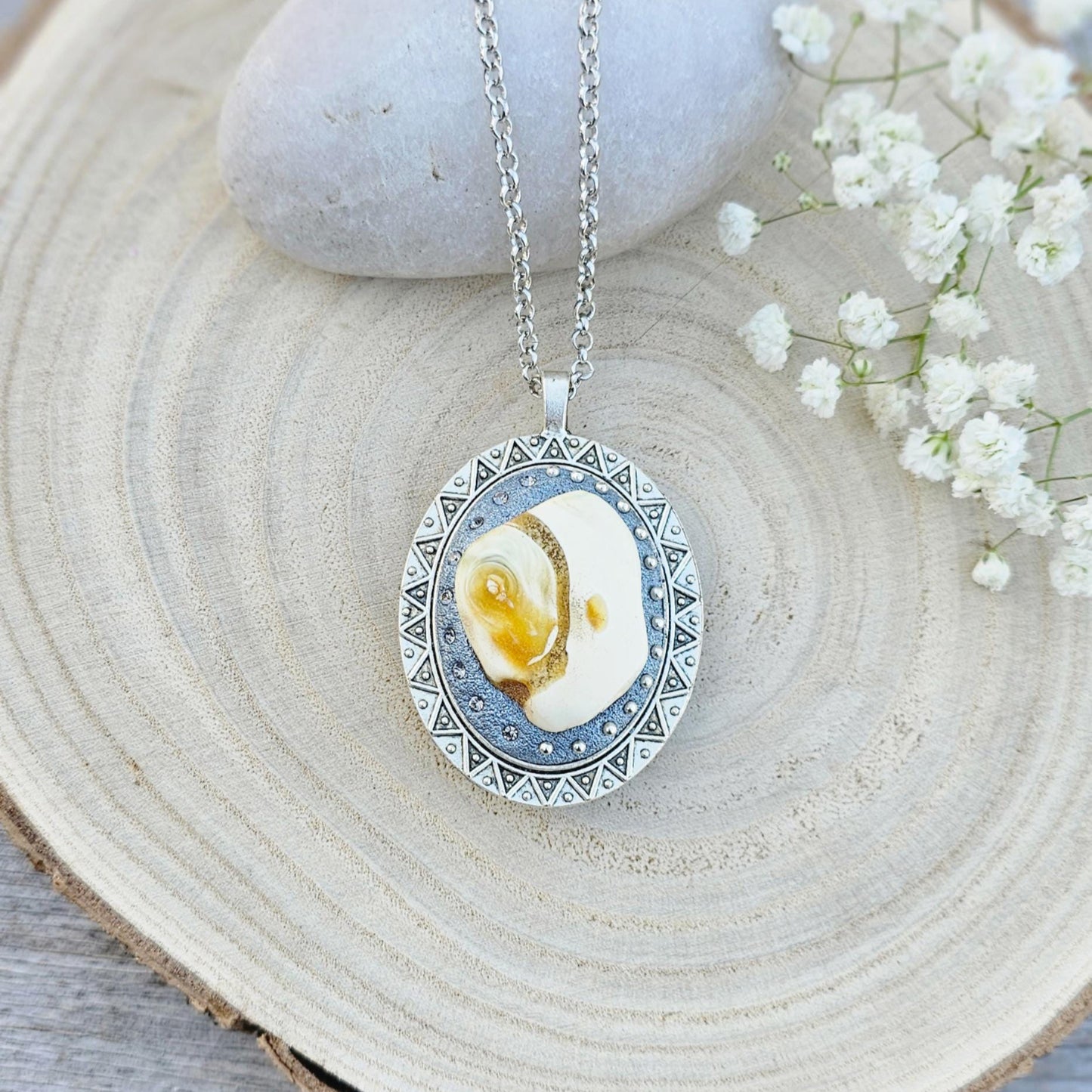 Pendant locket with amber, handmade flowers from polymer clay. On the other side, there is a locket with a heart that opens, inside which you can put a photo or a scent. A great gift for a loved one, or for yourself as a protective amulet.