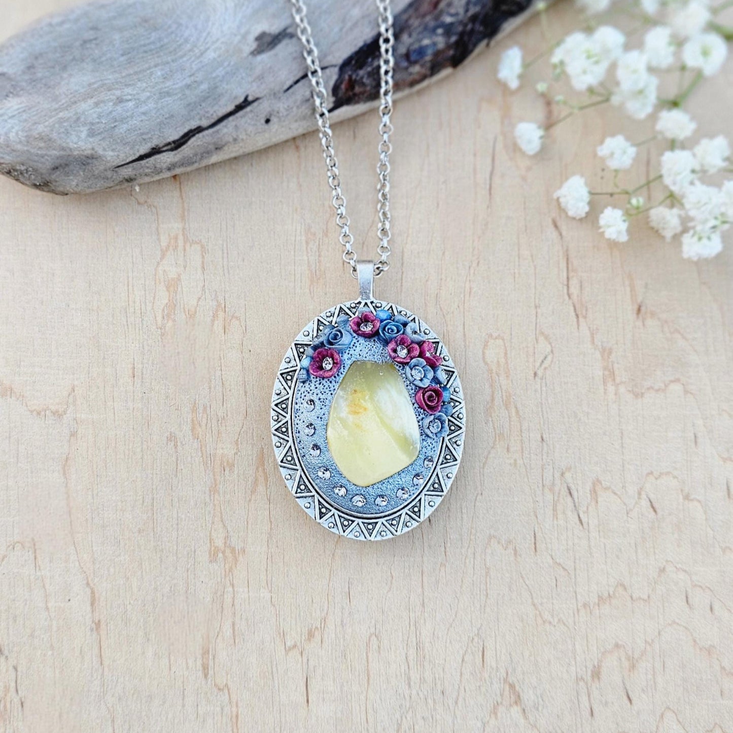 Pendant locket with amber, handmade flowers from polymer clay. On the other side, there is a locket with a heart that opens, inside which you can put a photo or a scent. A great gift for a loved one, or for yourself as a protective amulet.