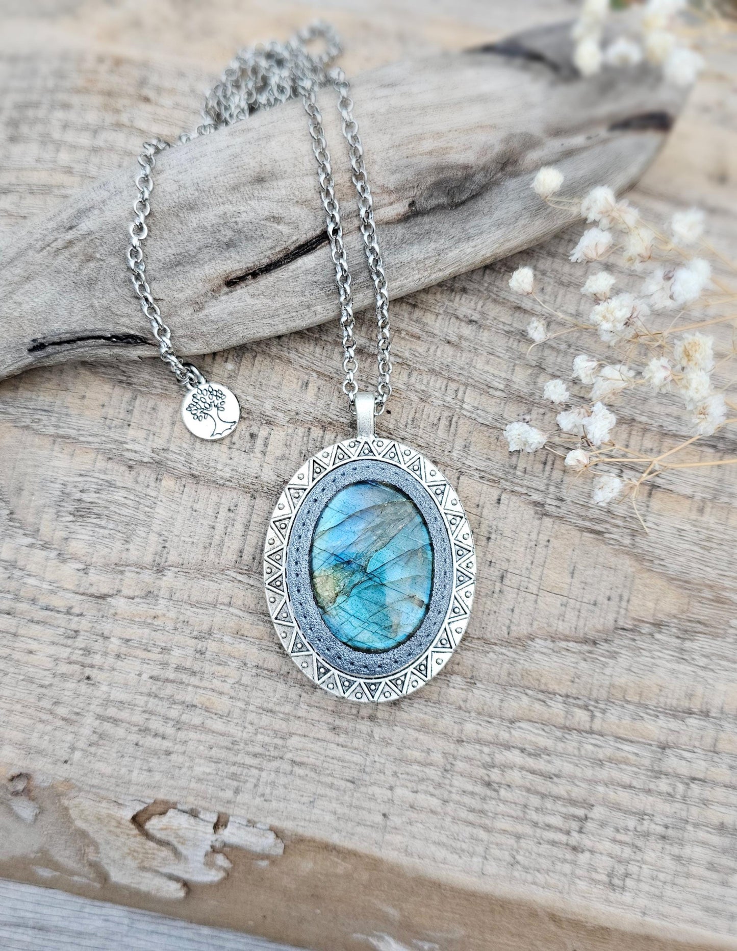 Labradorite Pendant, Handcrafted Necklace, Mystical Jewelry, Astrology Accessory, Protection Amulet, Spiritual Necklace, Gemstone Jewelry, Unique Labradorite, Healing Crystals, Artisan Pendant, Custom Jewelry, Gift for Her, Magic Stone Necklace.
