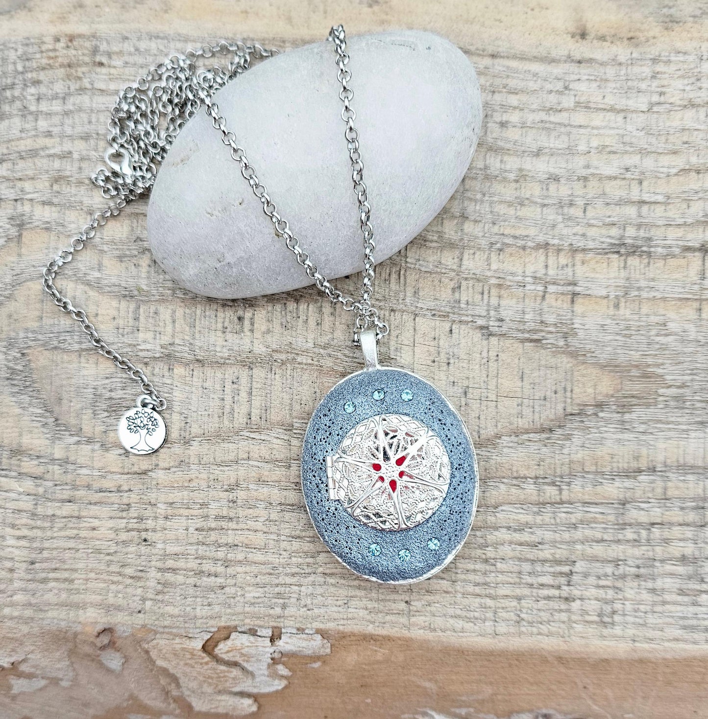 Labradorite Pendant, Handcrafted Necklace, Mystical Jewelry, Astrology Accessory, Protection Amulet, Spiritual Necklace, Gemstone Jewelry, Unique Labradorite, Healing Crystals, Artisan Pendant, Custom Jewelry, Gift for Her, Magic Stone Necklace.