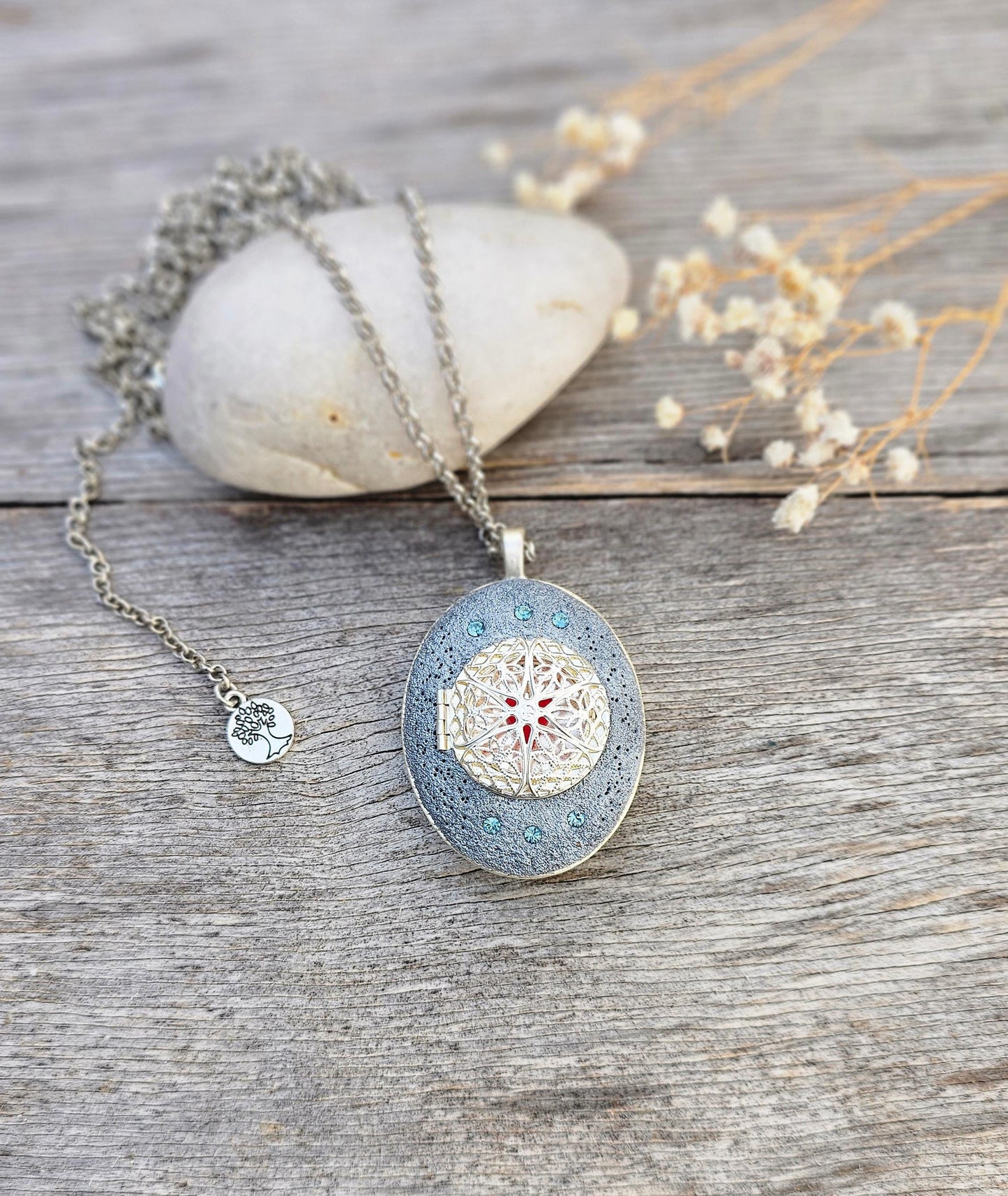 Labradorite Pendant, Handcrafted Necklace, Mystical Jewelry, Astrology Accessory, Protection Amulet, Spiritual Necklace, Gemstone Jewelry, Unique Labradorite, Healing Crystals, Artisan Pendant, Custom Jewelry, Gift for Her, Magic Stone Necklace.