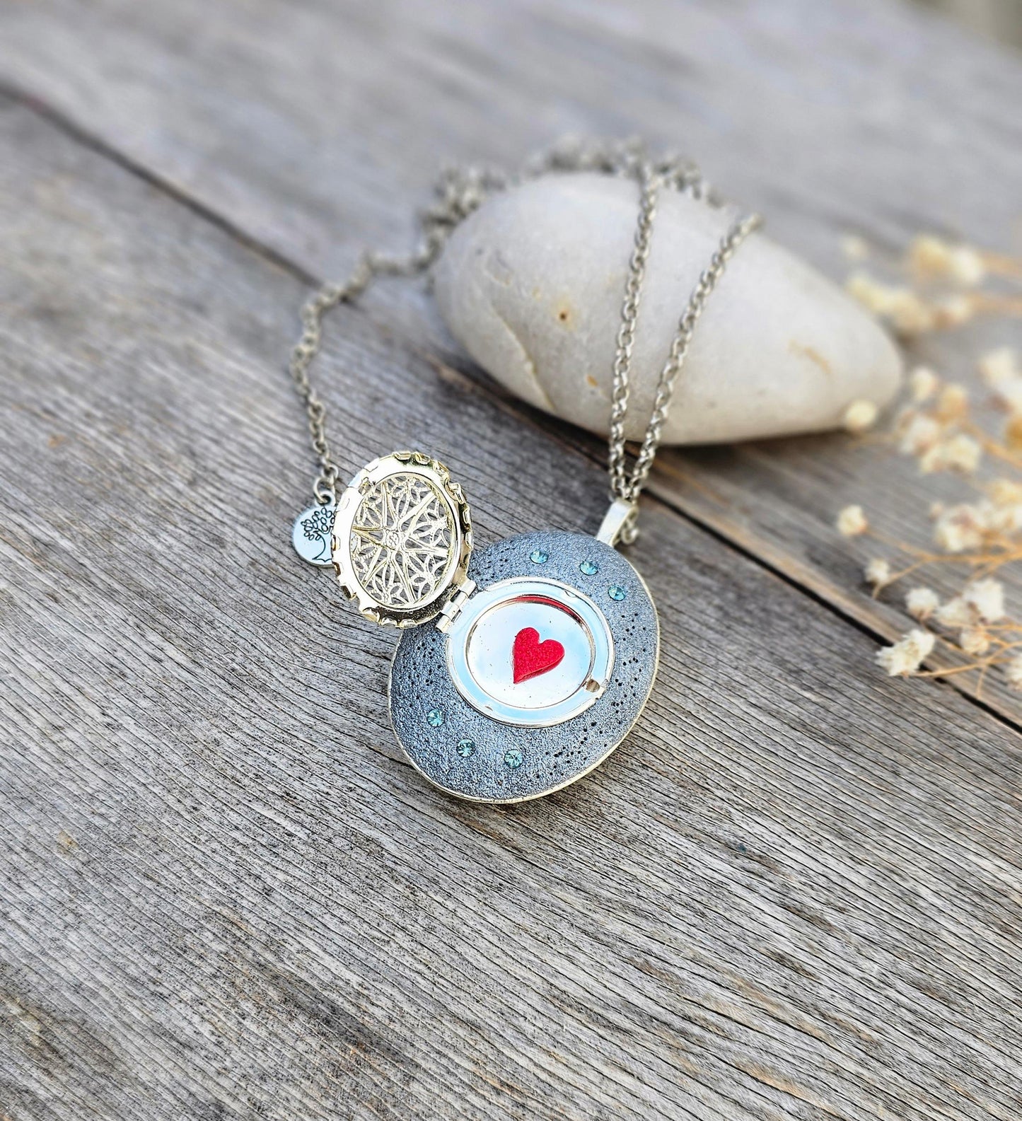 Labradorite Pendant, Handcrafted Necklace, Mystical Jewelry, Astrology Accessory, Protection Amulet, Spiritual Necklace, Gemstone Jewelry, Unique Labradorite, Healing Crystals, Artisan Pendant, Custom Jewelry, Gift for Her, Magic Stone Necklace.
