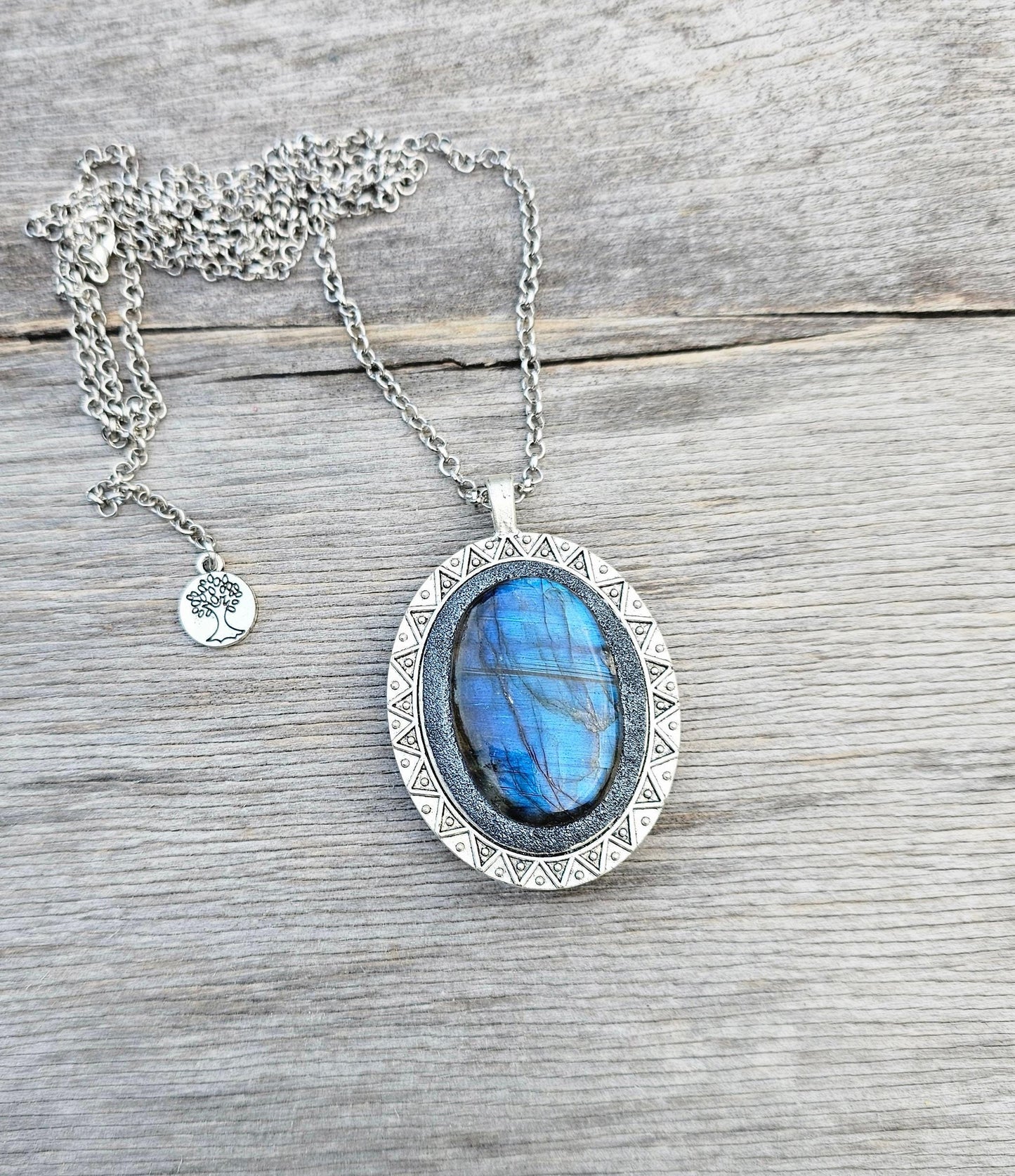 Labradorite Pendant, Handcrafted Necklace, Mystical Jewelry, Astrology Accessory, Protection Amulet, Spiritual Necklace, Gemstone Jewelry, Unique Labradorite, Healing Crystals, Artisan Pendant, Custom Jewelry, Gift for Her, Magic Stone Necklace.