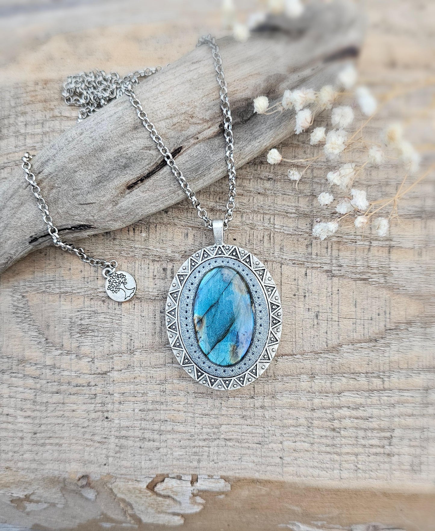 Labradorite Pendant, Handcrafted Necklace, Mystical Jewelry, Astrology Accessory, Protection Amulet, Spiritual Necklace, Gemstone Jewelry, Unique Labradorite, Healing Crystals, Artisan Pendant, Custom Jewelry, Gift for Her, Magic Stone Necklace.